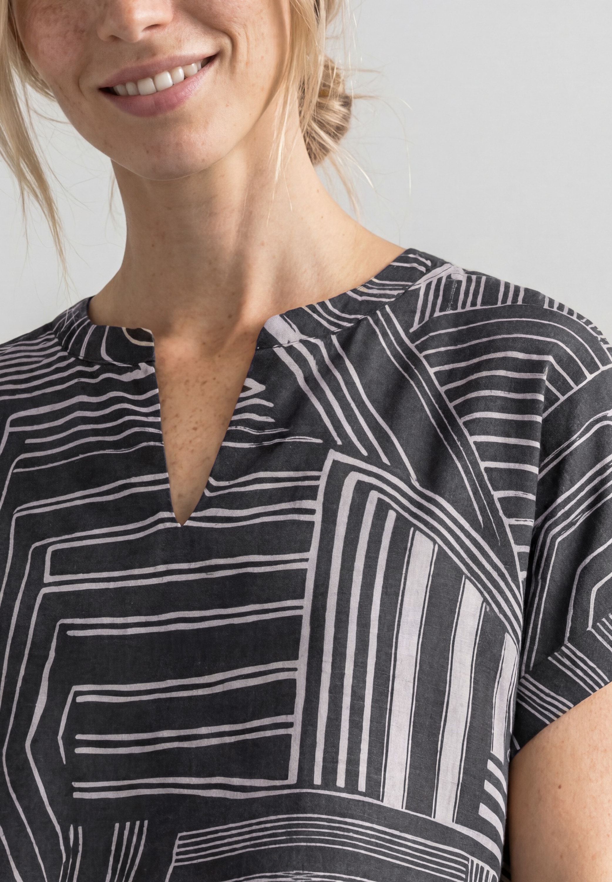 STREET ONE Kurzarmshirt Sommerbluse im Tunika-Look und mit grafischem Muster