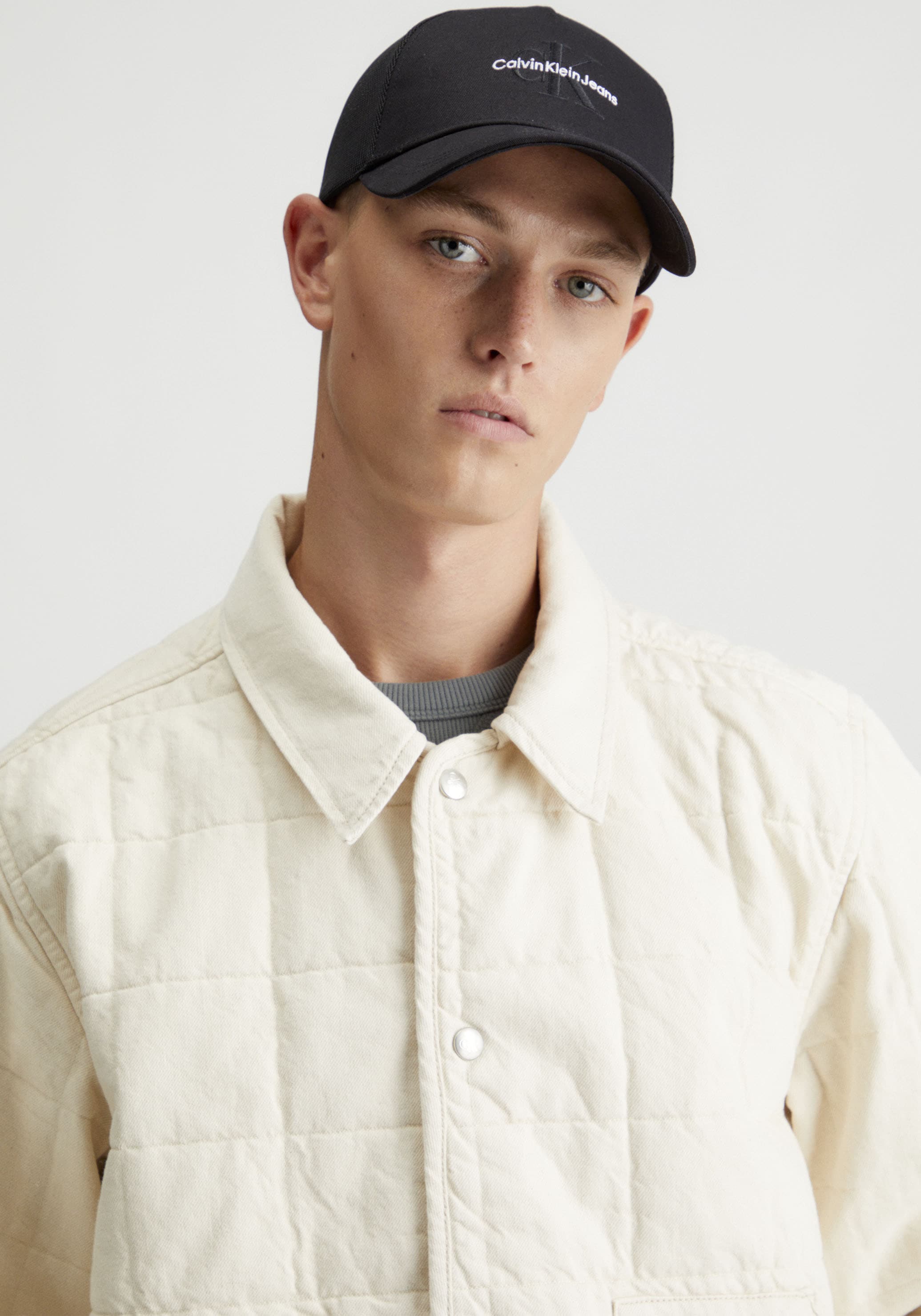 Calvin Klein Jeans Trucker Cap »MONO LOGO EMBRO TRUCKER HAT«, mit Netz-Einsatz