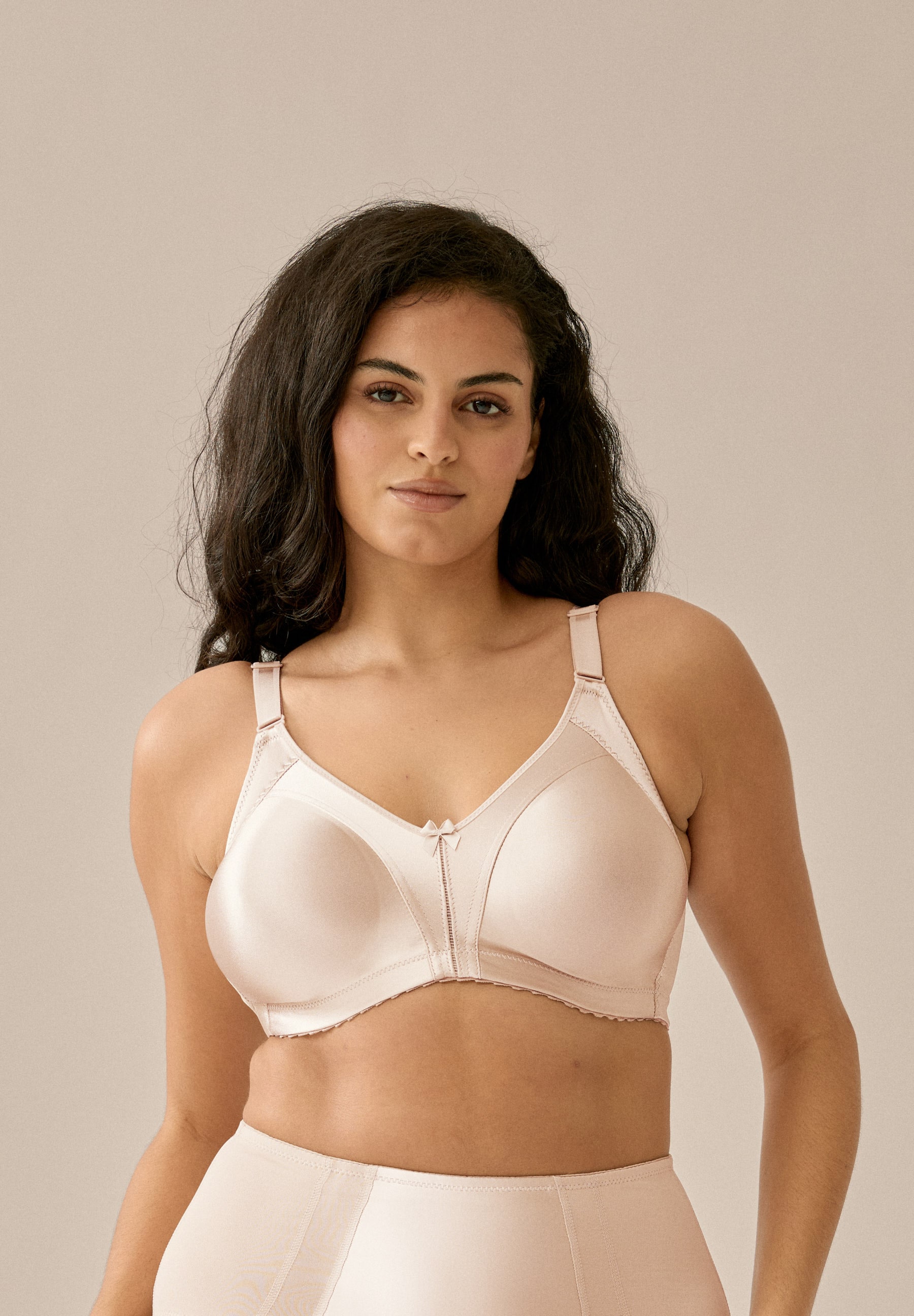 Naturana "Solutions" 1 Stk. Shaping-Effekt, breite Träger, feminin, ohne Bügel, Satin