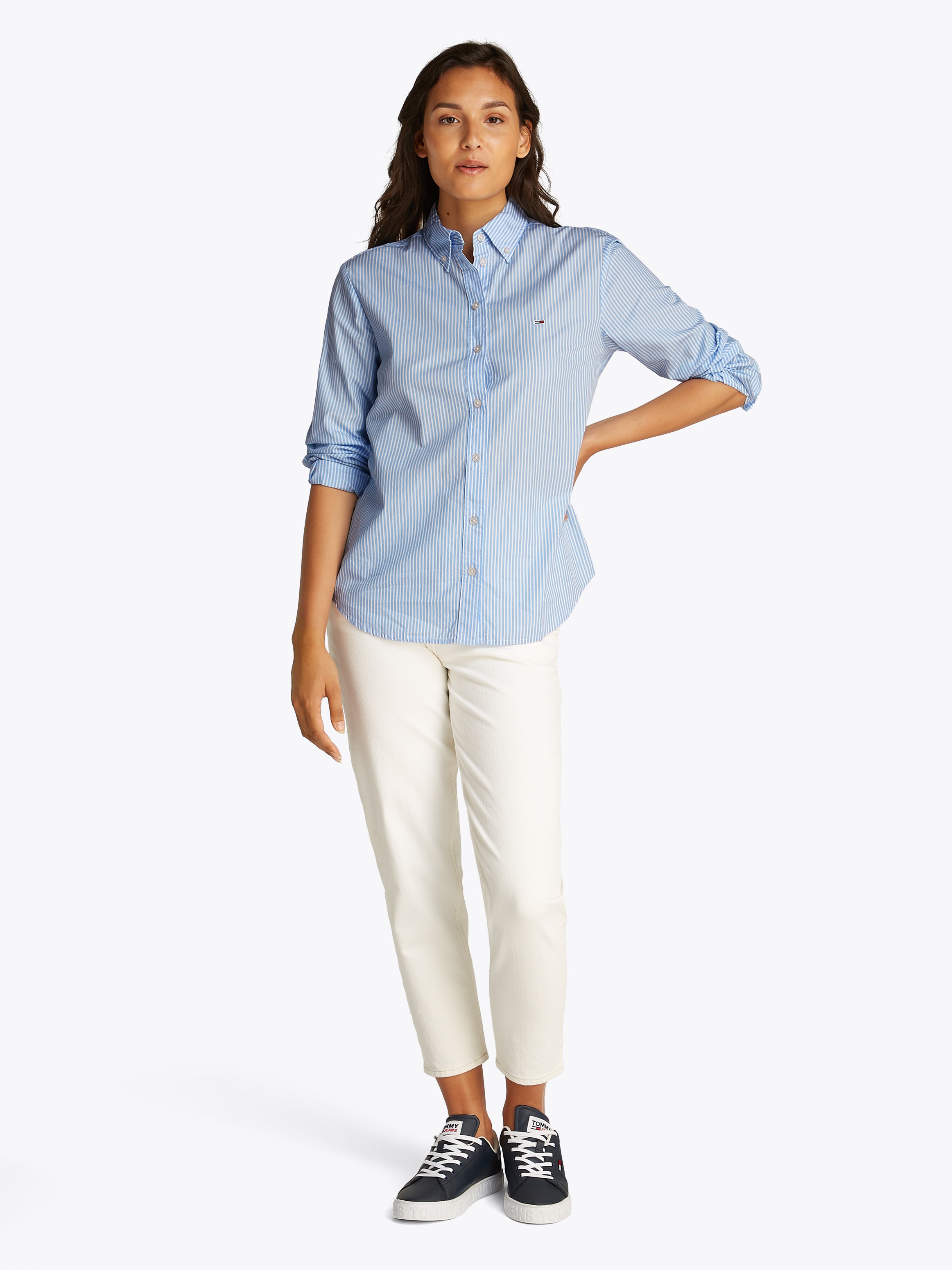 Tommy Jeans Hemdbluse »TJW REG PINSTRIPE POPLIN SHIRT«, mit Nadelstreifen, Logostickerei