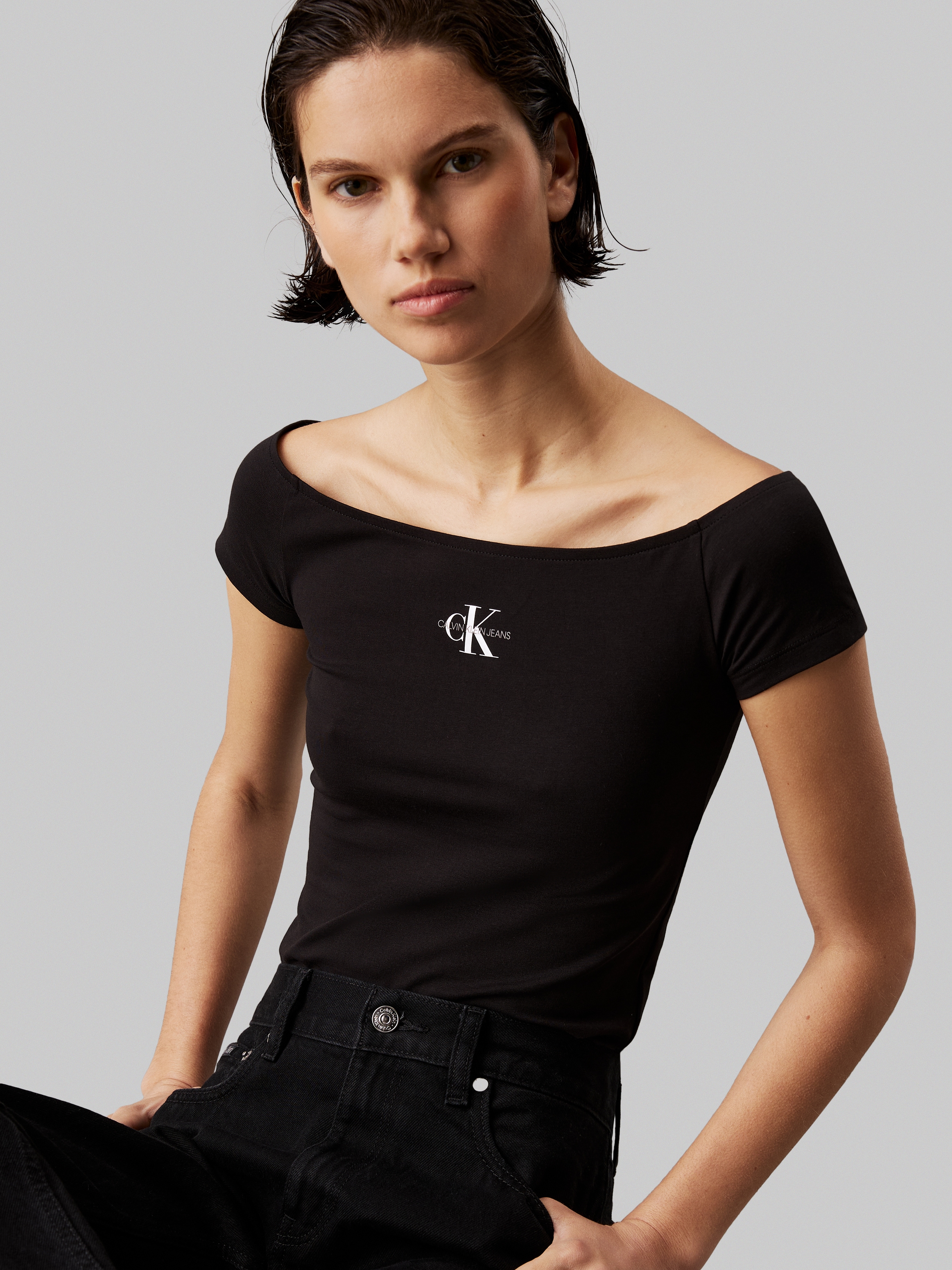 Calvin Klein Jeans Shirttop "MONOLOGO SLIM BARDOT TOP", mit Logodruck günstig online kaufen