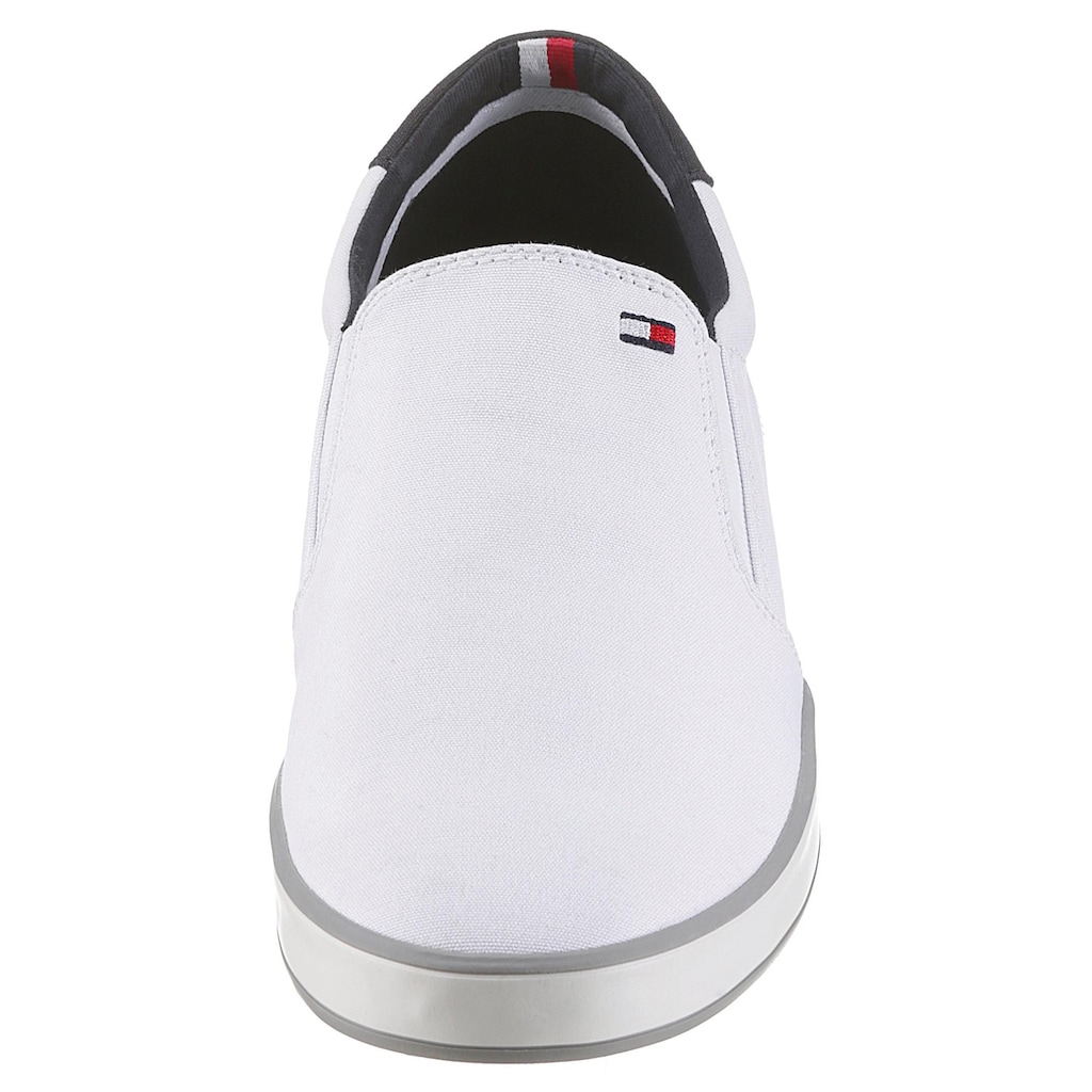 Tommy Hilfiger Slip-On Sneaker »ICONIC SLIP ON SNEAKER«, Slipper, Freizeitschuh, Halbschuh mit seitlichen Stretcheinsätzen