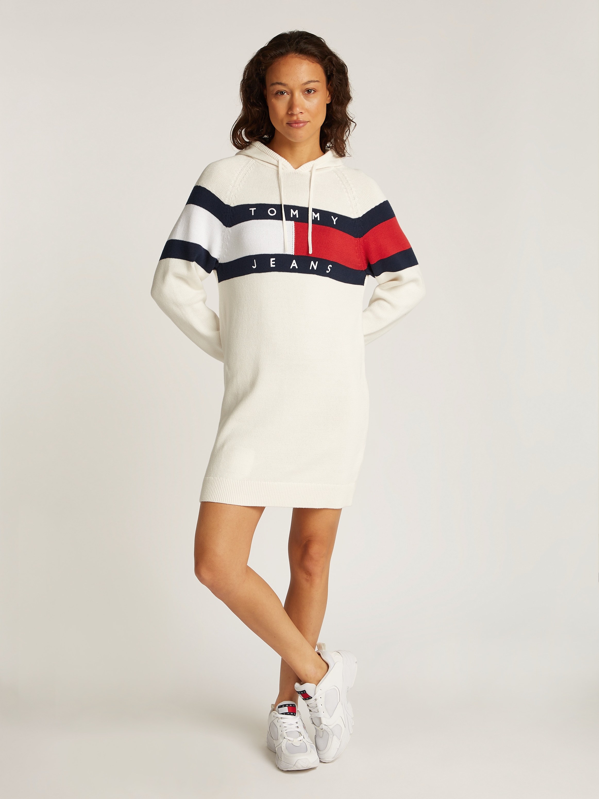 Strickkleid »TJW FLAG HOOD SWEATER DRESS EXT«, mit Logo-Flag