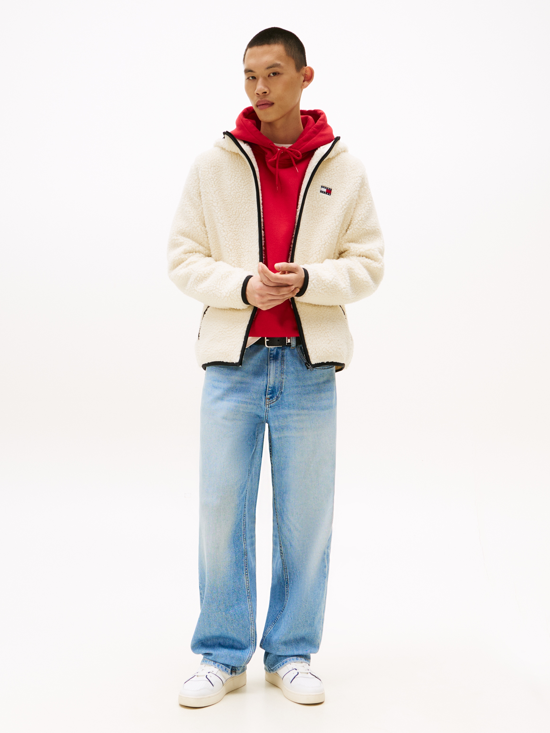 Tommy Jeans Plüschjacke »TJM REG BADGE TEDDY ZIP TRU EXT«, mit Kapuze, mit Logopatch, leicht überschnittene Schultern