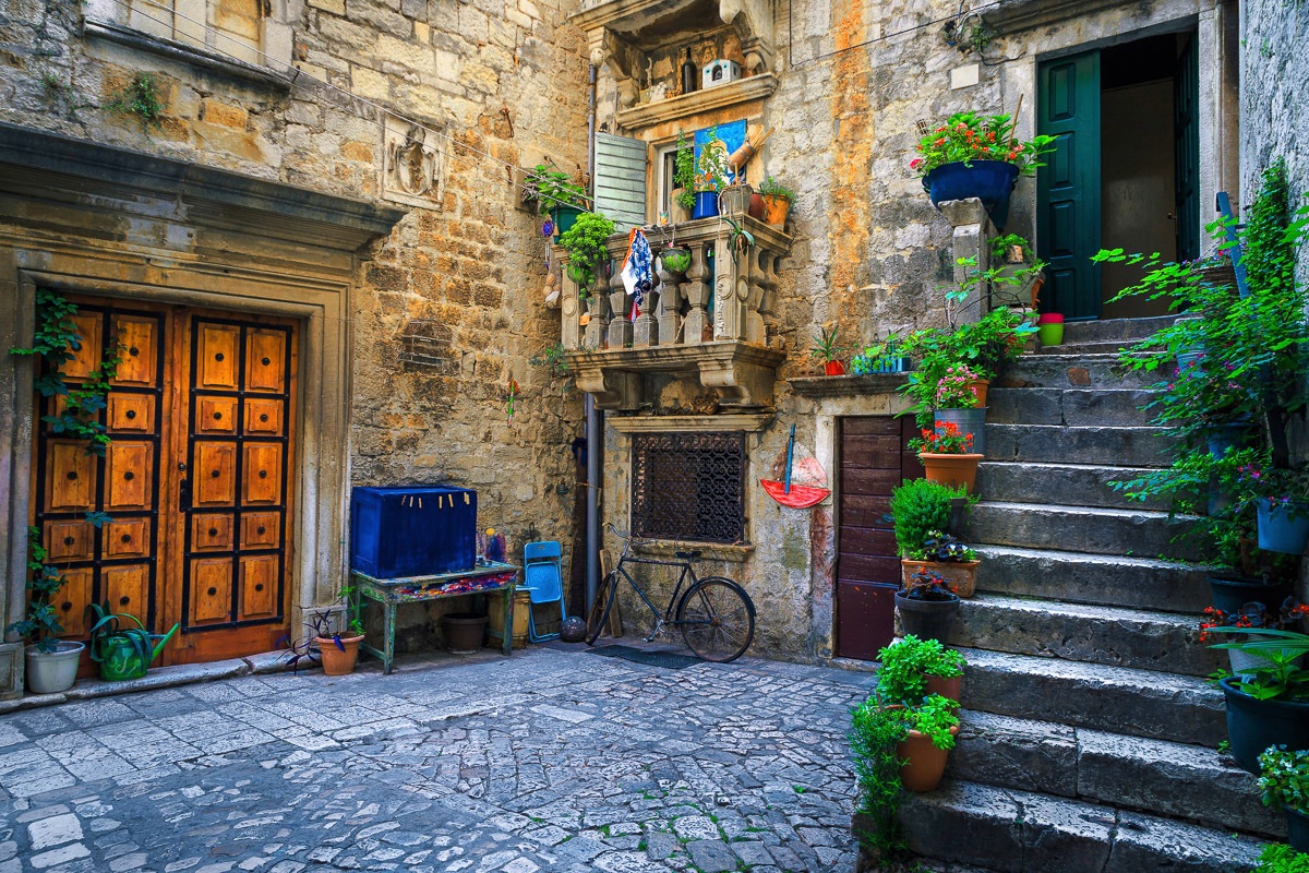 PAPERMOON Fototapete "Altstadt Hof", B/L: 2,5mm x 1,86mm, Bahnen: 5 Stk. St., bunt, Schlafzimmer, Tapeten