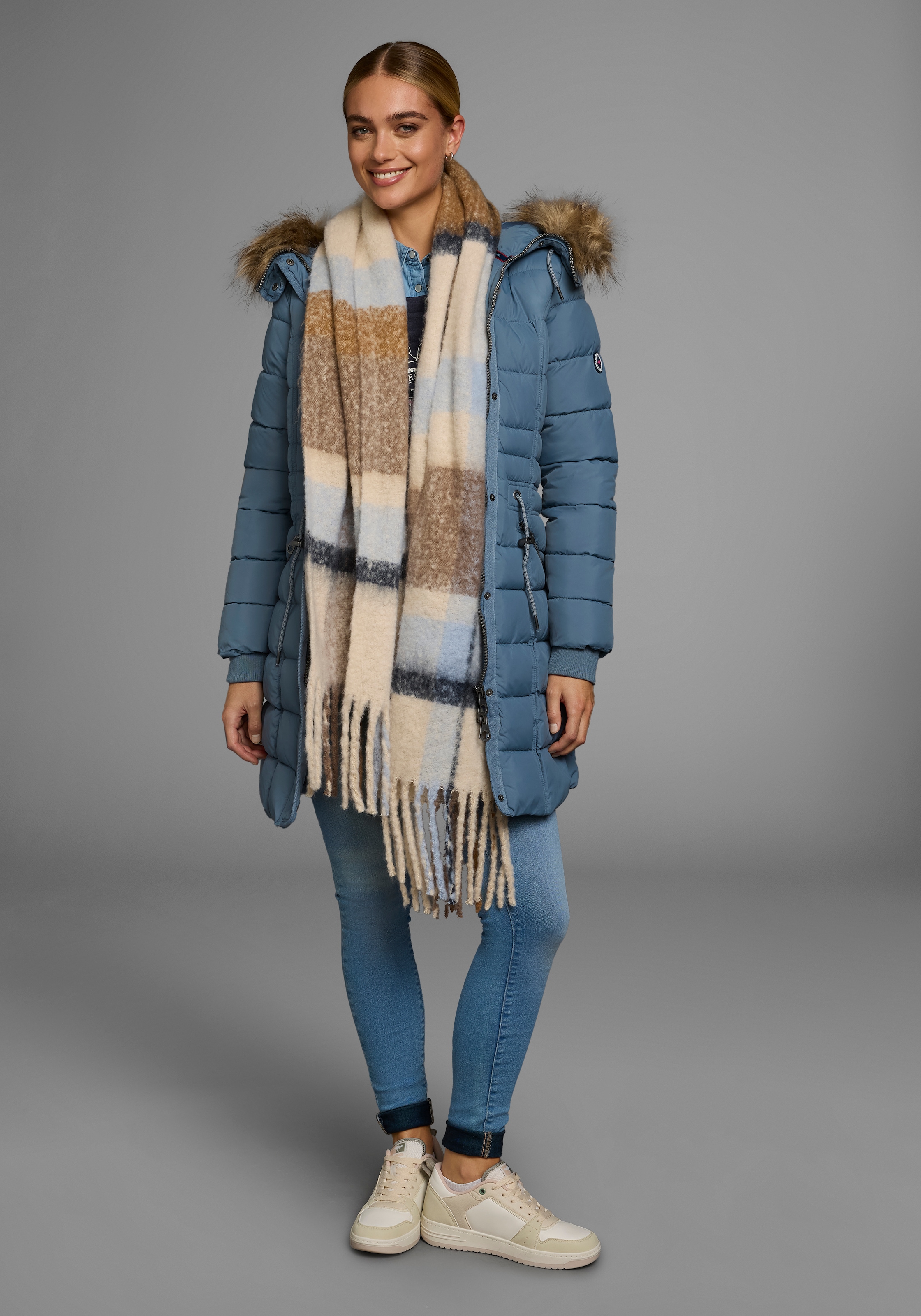 KangaROOS Steppjacke, mit Kapuze, figurbetonter Schnitt, mit Reißverschlusstaschen
