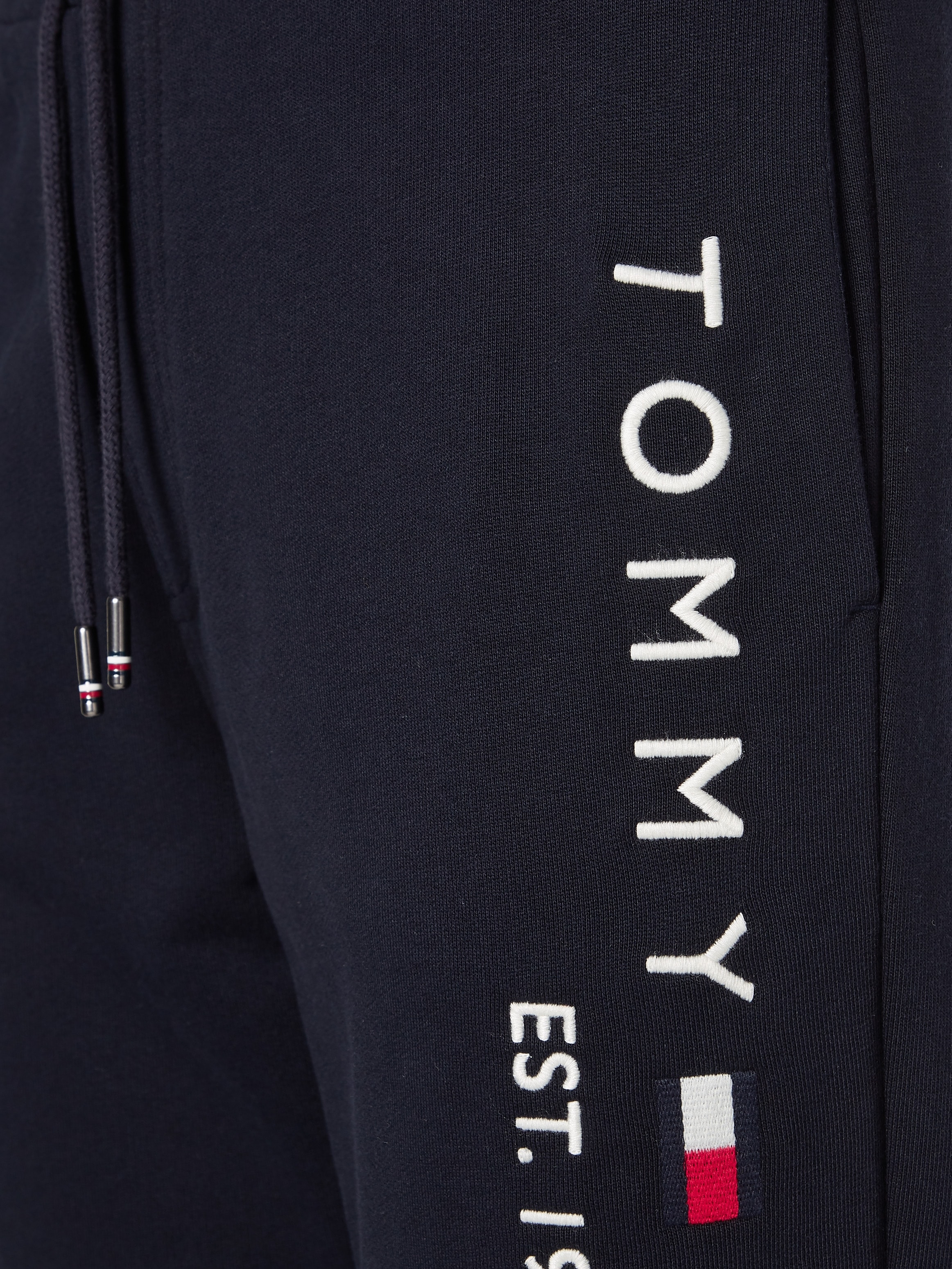 »BASIC Tommy BRANDED großem ▷ kaufen Tommy Hilfiger SWEATPANTS«, Hilfiger Sweathose BAUR | mit Schriftzug