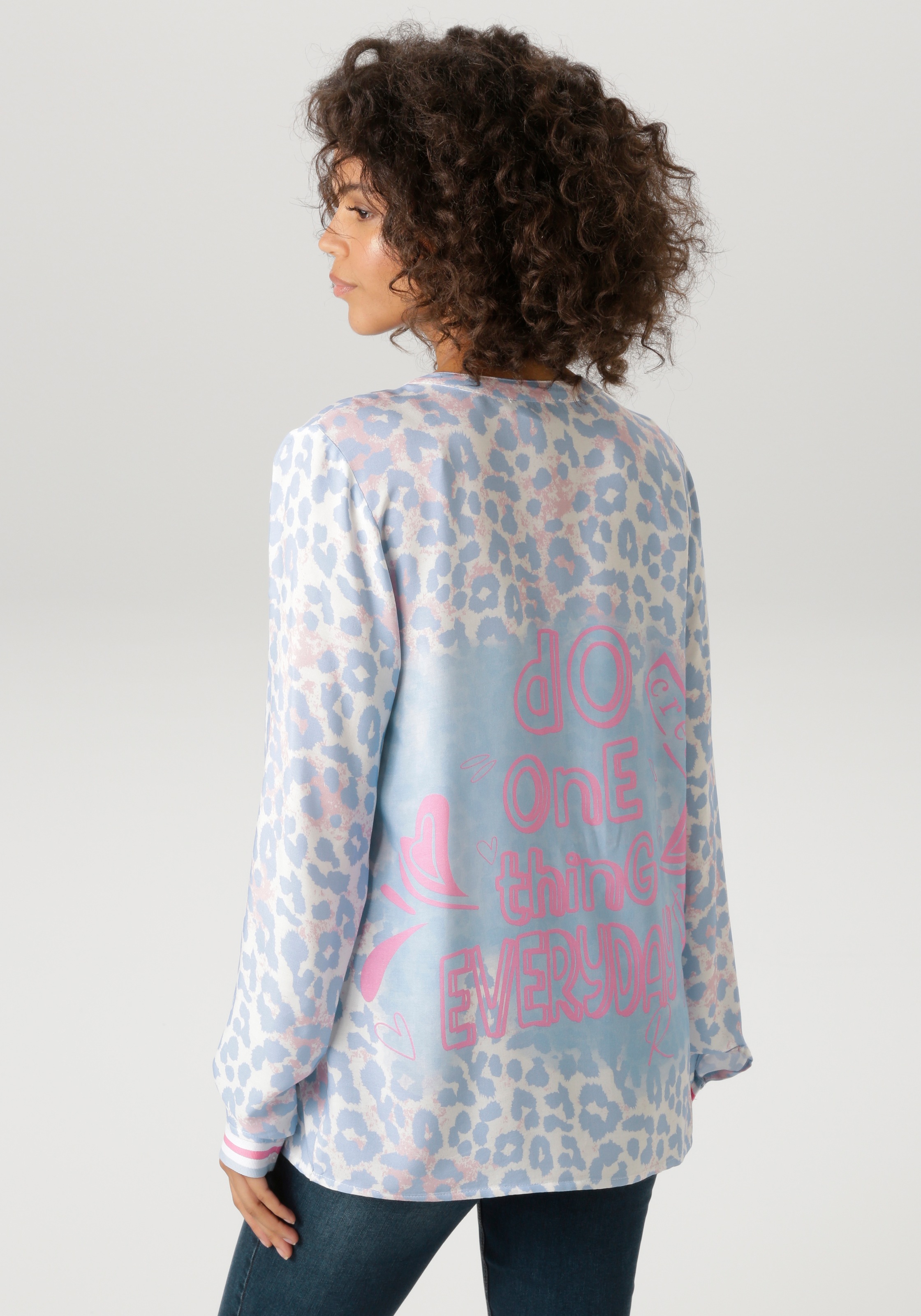 Aniston CASUAL Schlupfbluse mit Statement-Schriftzügen und coolen Leoprint günstig online kaufen