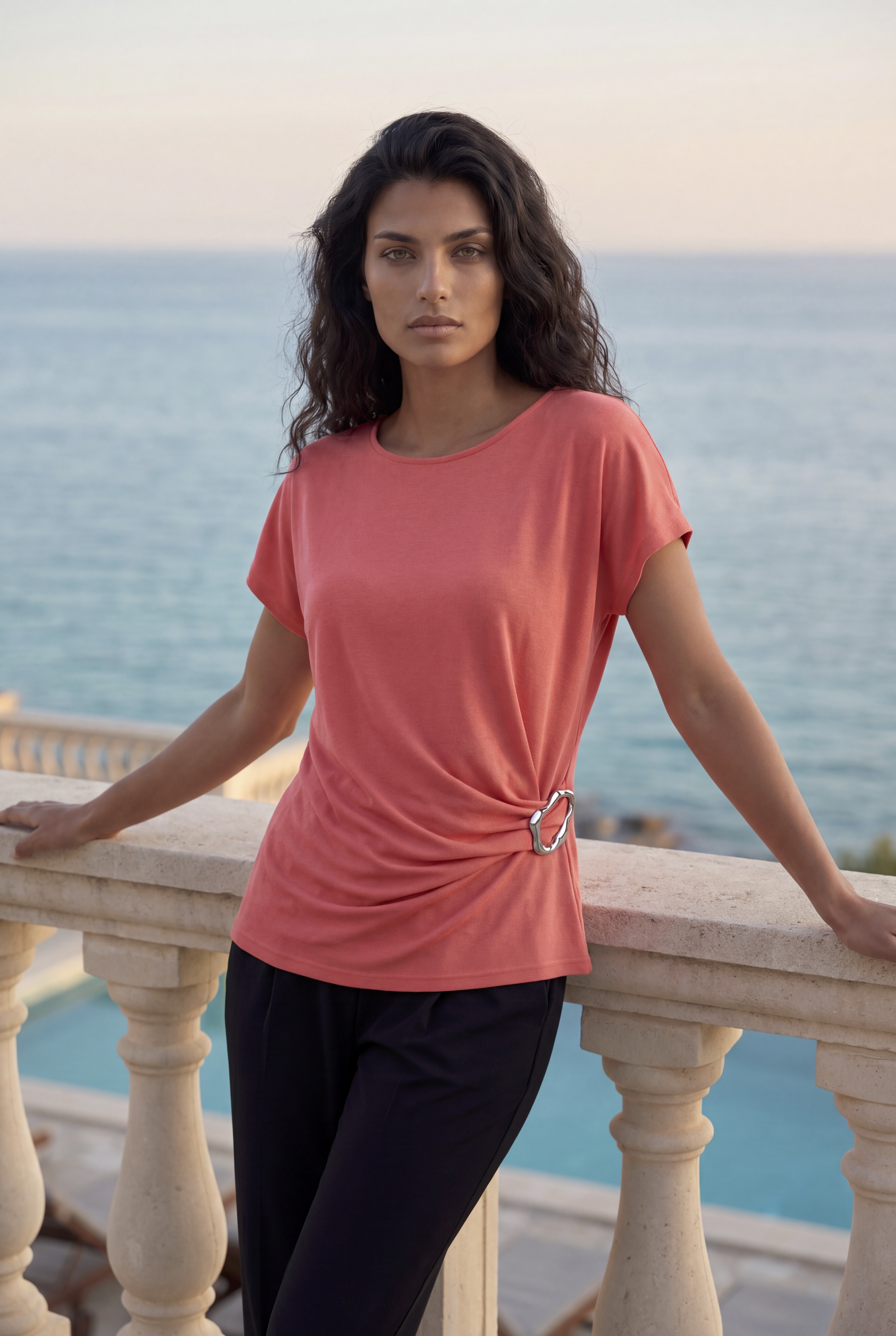 LASCANA "mit elegantem Accessoire" Feinstrick aus weicher Viskosemischung