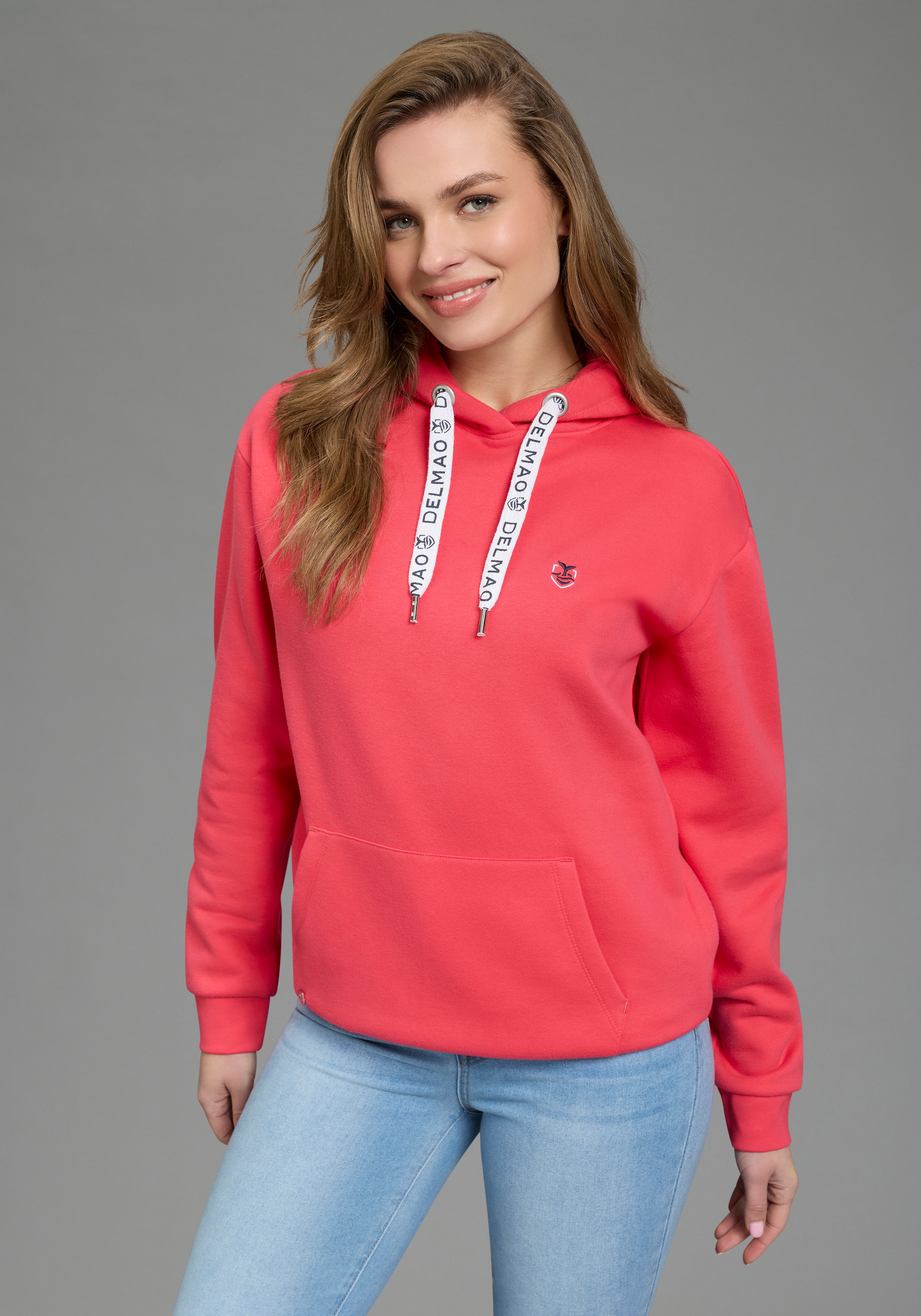 DELMAO Kapuzensweatshirt, Weiche Baumwollmischung mit Kängurutasche und bedruckter Kordel