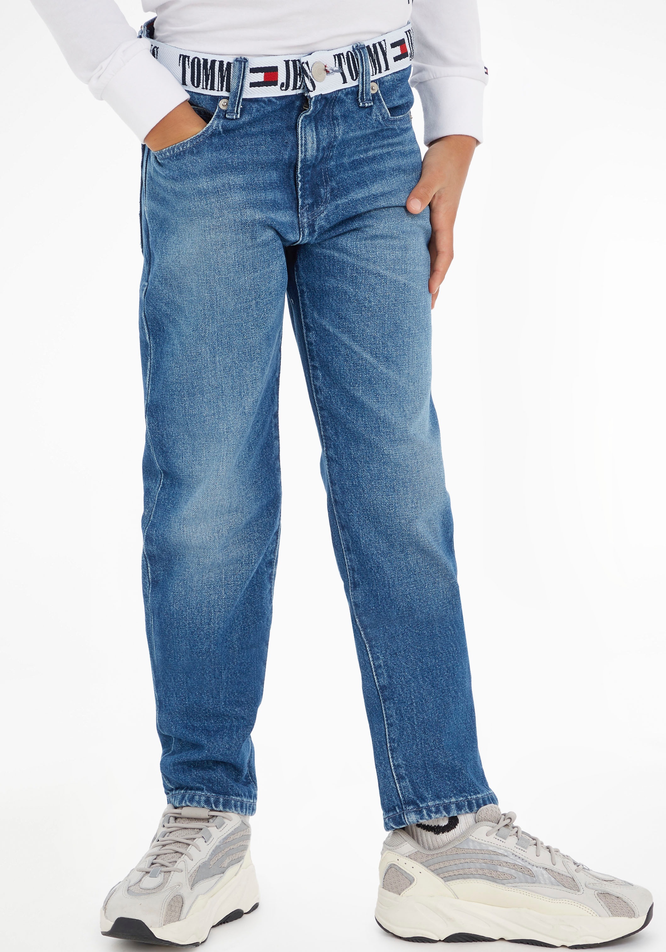 Straight-Jeans »MODERN STRAIGHT MONOTYPE TAPE«, mit coolem Tommy Jeans Bund