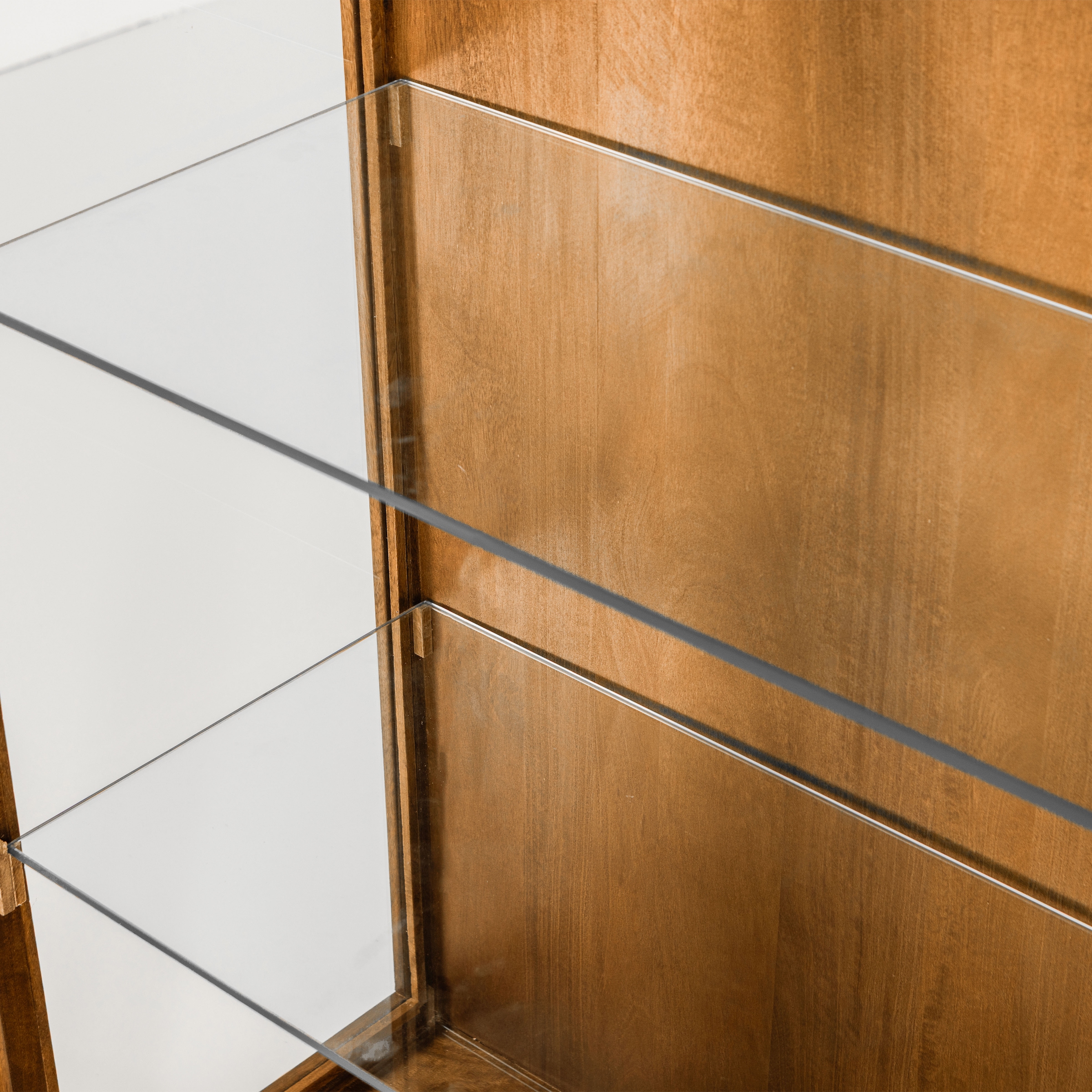 WOOOD Vitrine »Kella Mangoholz mit Glastüren und Glasablagen B 100 x D 44 x H 132 cm« Tragkraft 5–7 kg pro Ablage, Wandbefestigung empfohlen