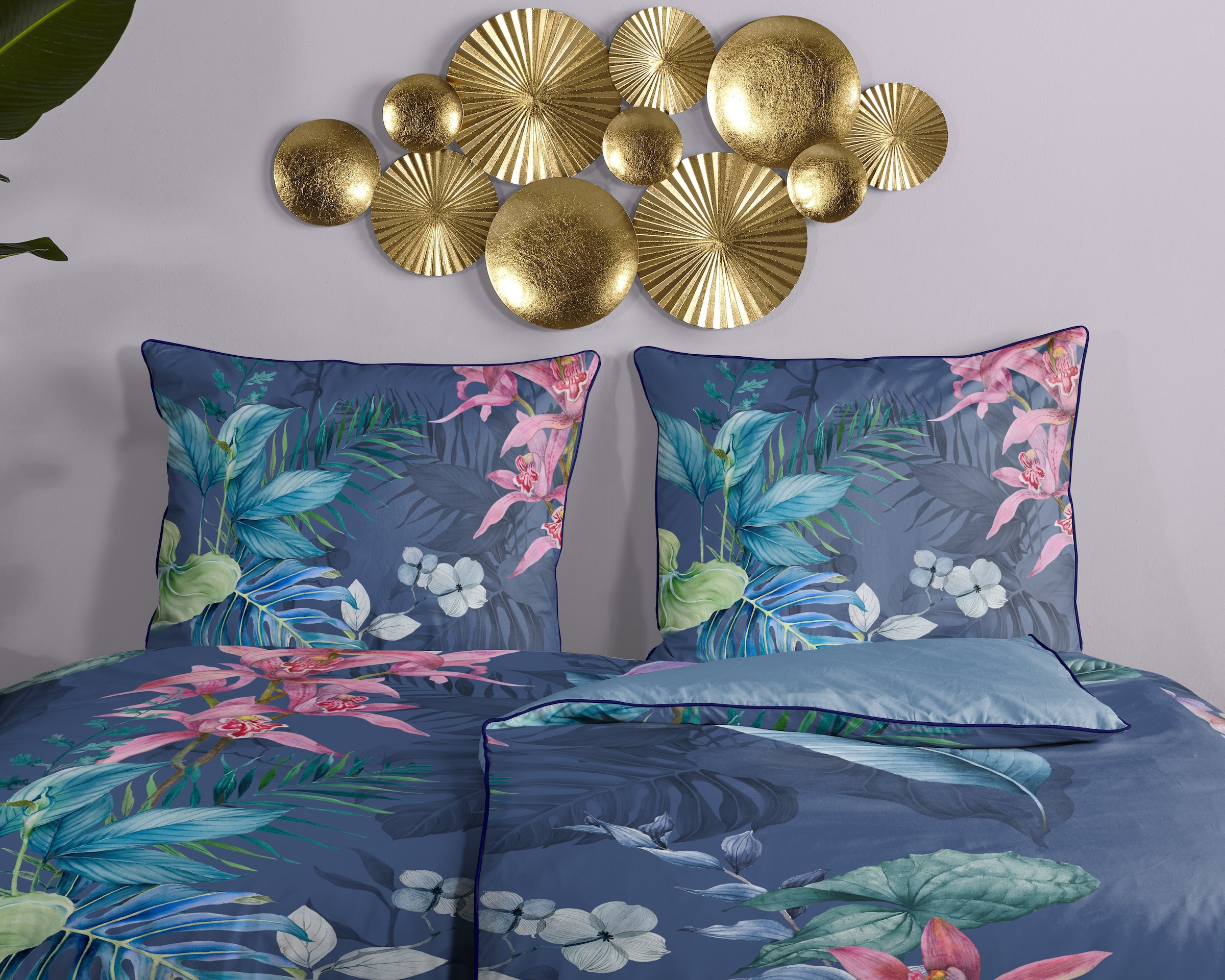 Descanso Wendebettwäsche »Maee« 2 Stk. tlg. Satin, Reißverschluss, Paspel, Biese, Wendeoptik, Luxe, Blume, Blau