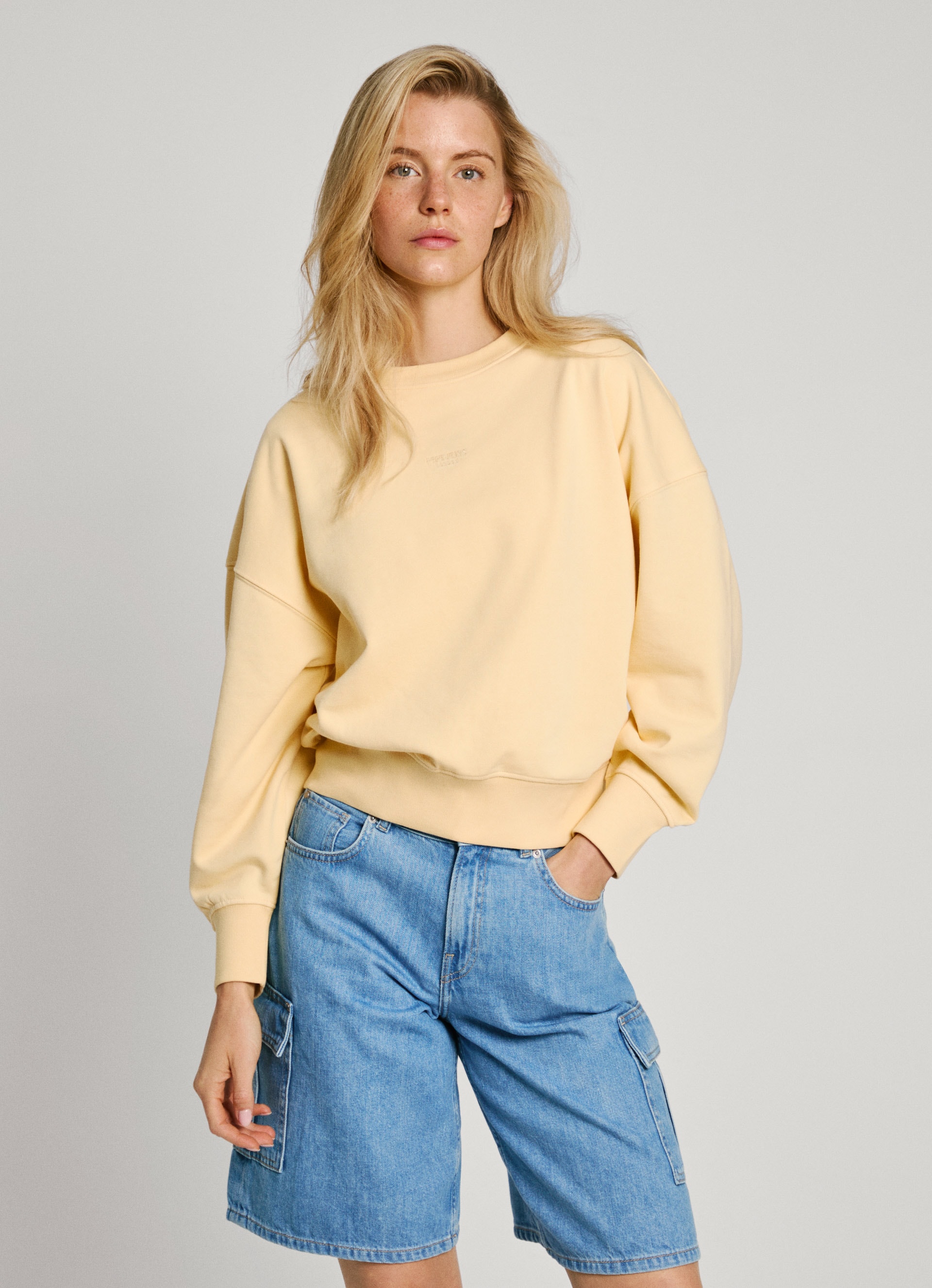 Pepe Jeans Sweatshirt "EVELYN", mit kleiner Ton-in-Ton Logostickerei günstig online kaufen