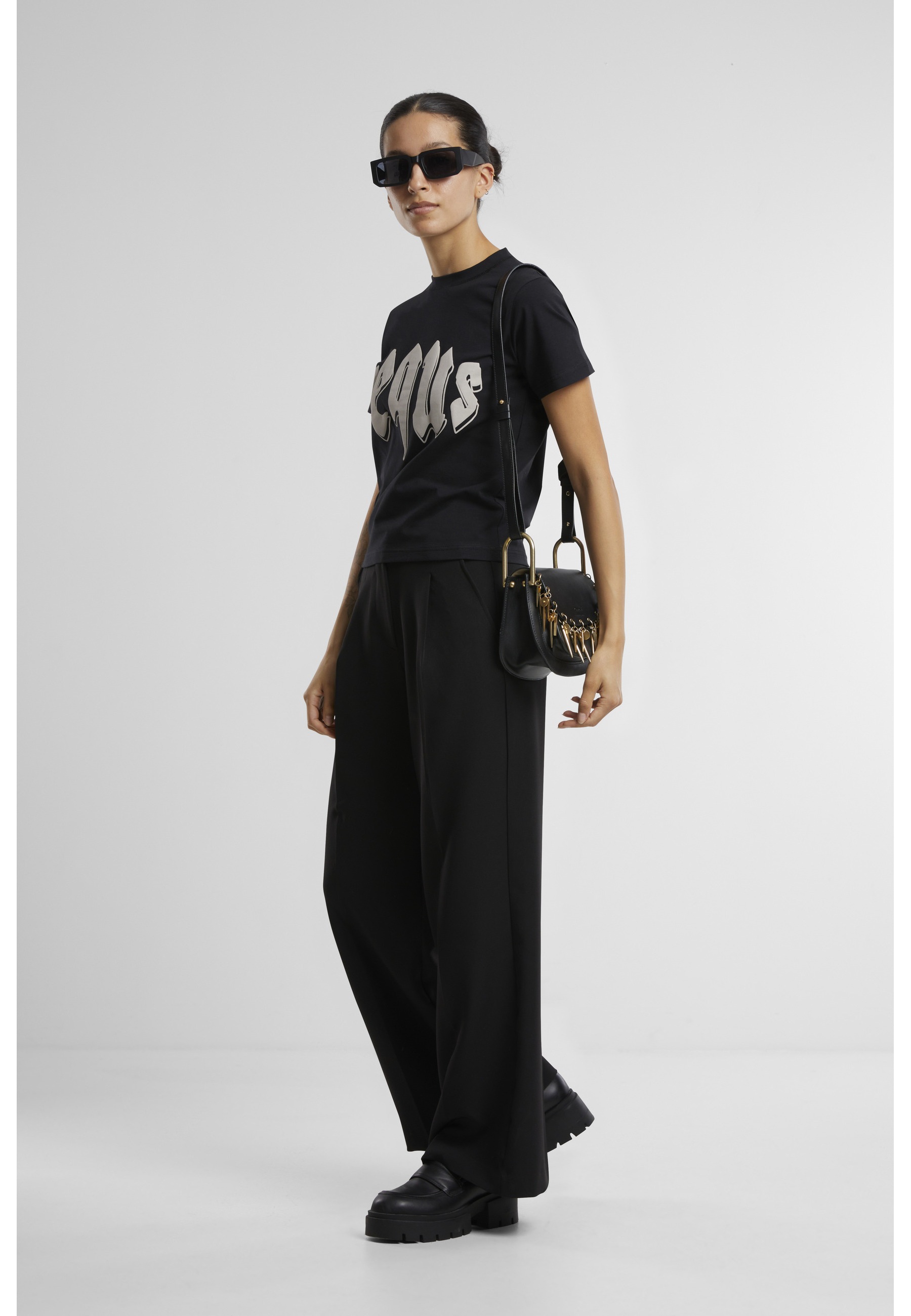 PEQUS T-Shirt »PEQUS PEQUS Fitted Outlined Mythic Logo T-shirt« 1 Stk.