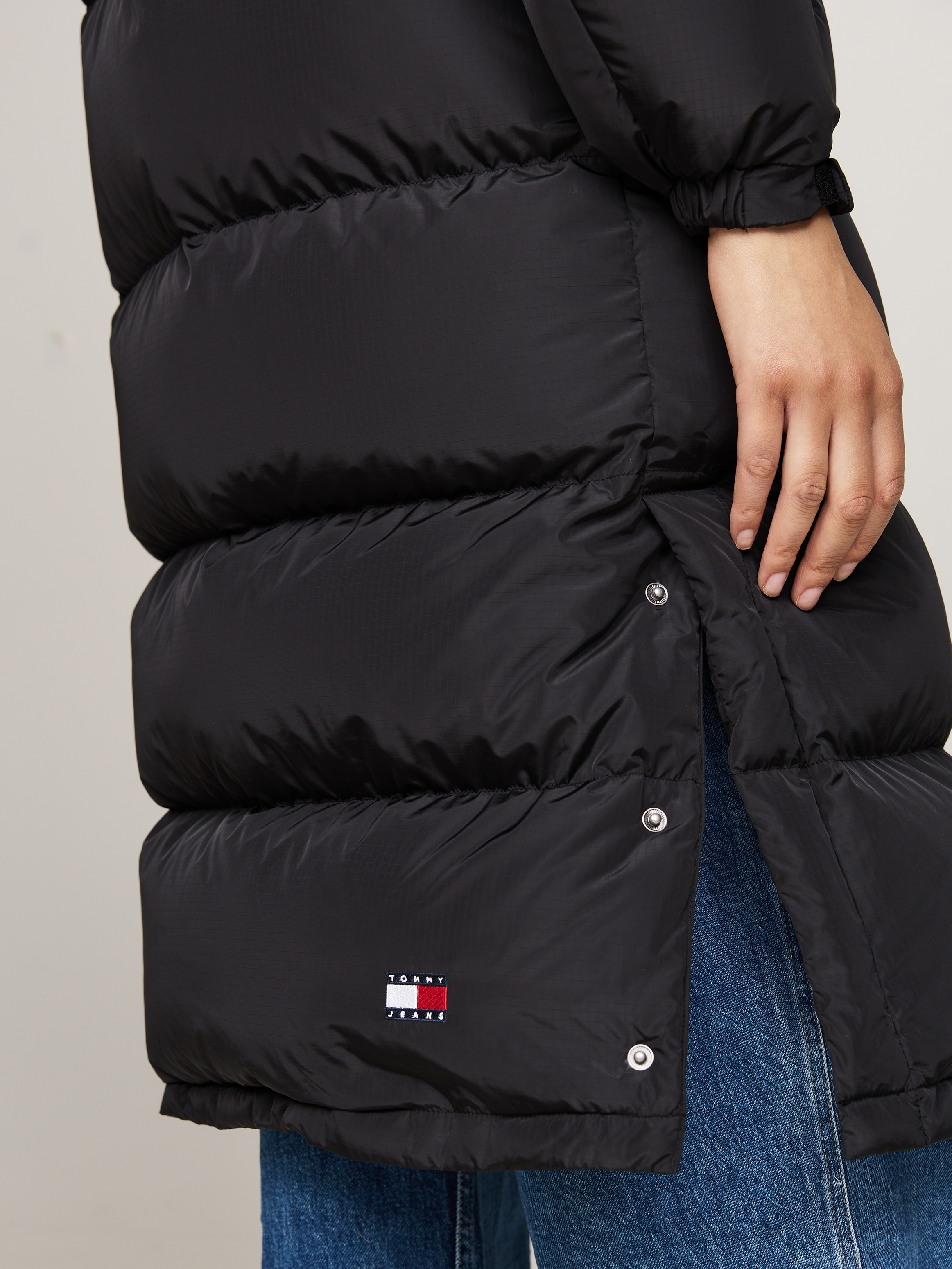 Tommy Jeans Steppmantel »TJW ALASKA LONG PUFFER EXT« mit seitlichen Schlitzen mit Druckknopfverschluss