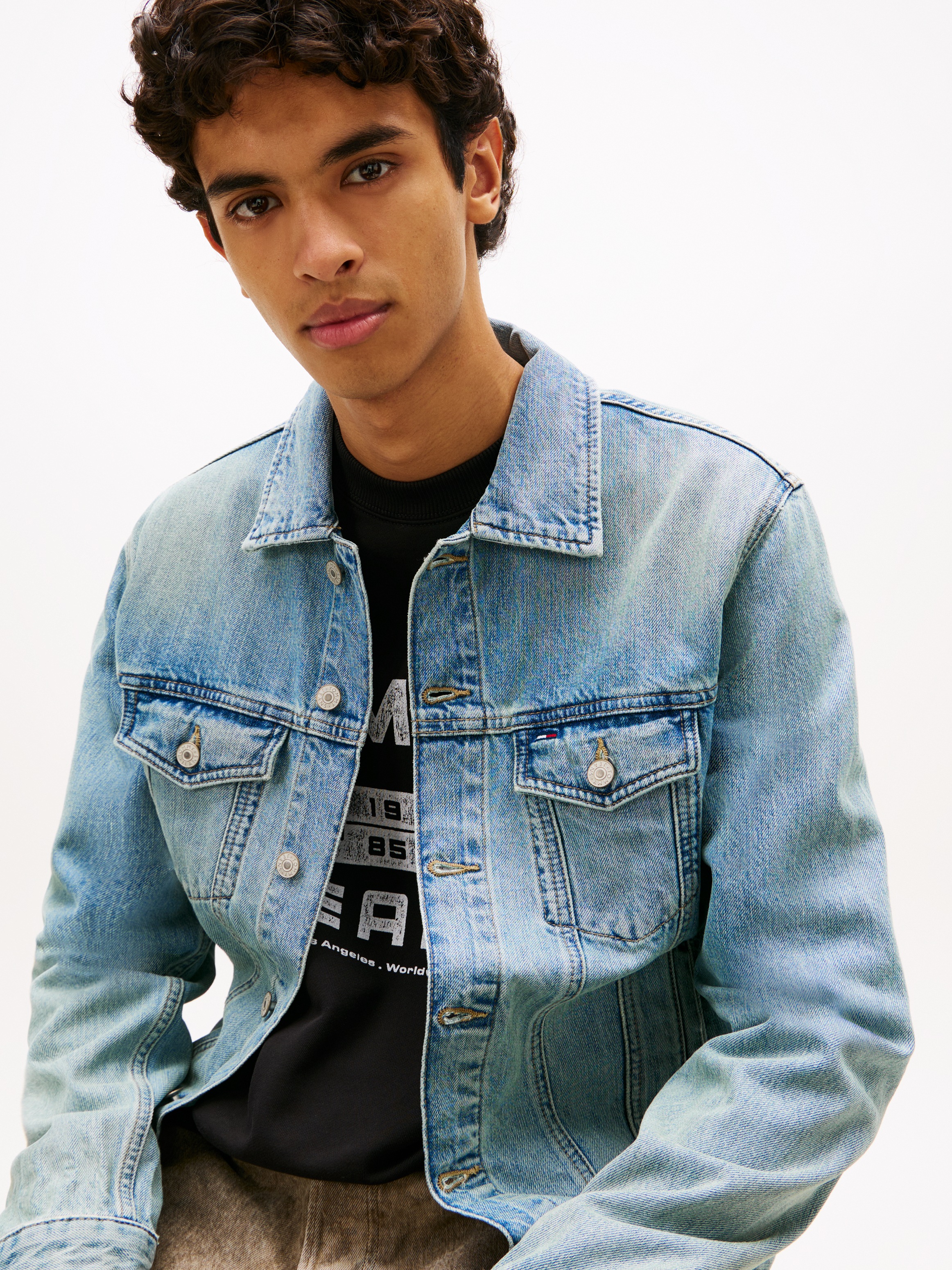 Tommy Jeans Jeansjacke "RYAN REGULAR TRUCKER" ohne Kapuze Regular fit mit T günstig online kaufen