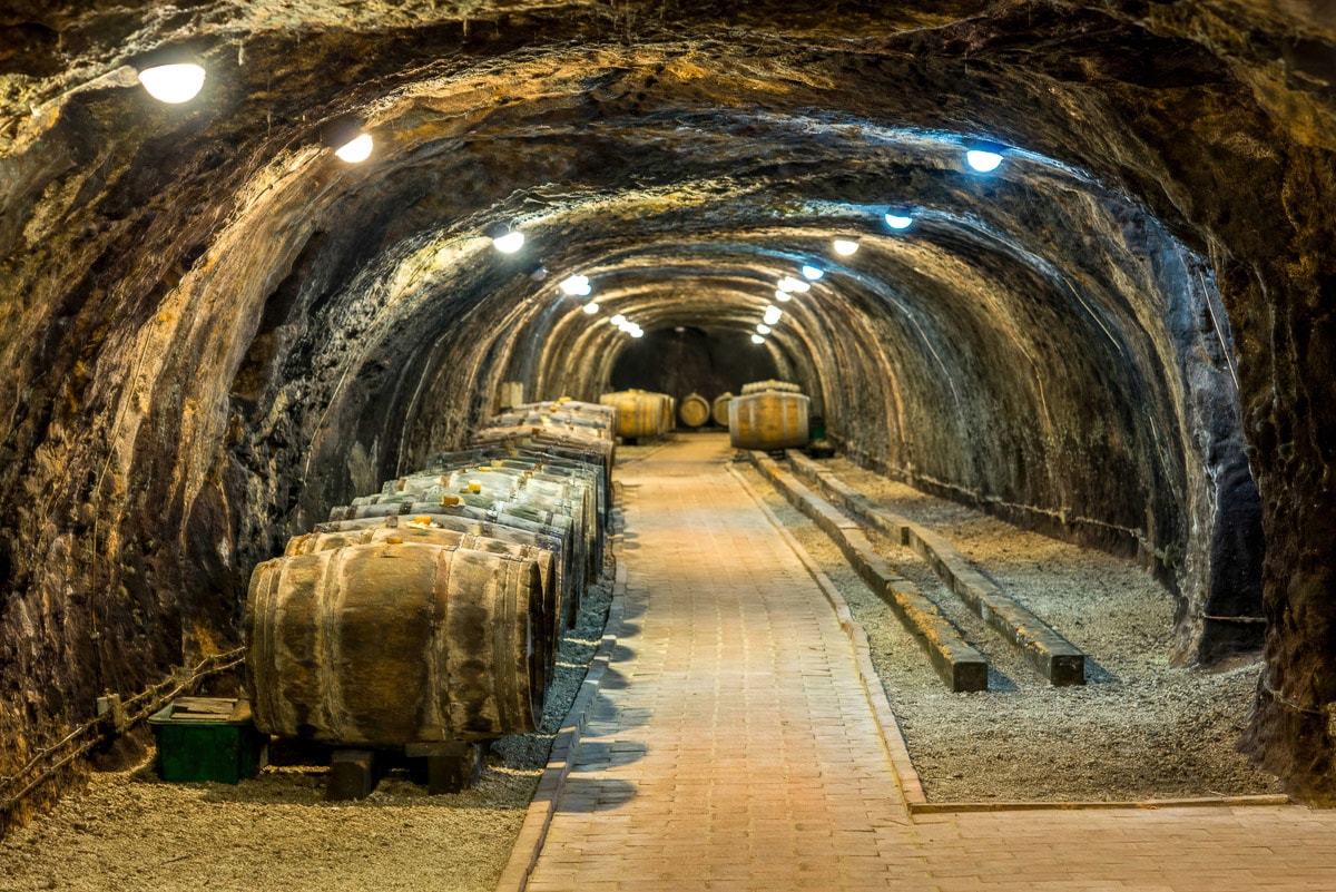 Papermoon "Tunnel mit Fässern"