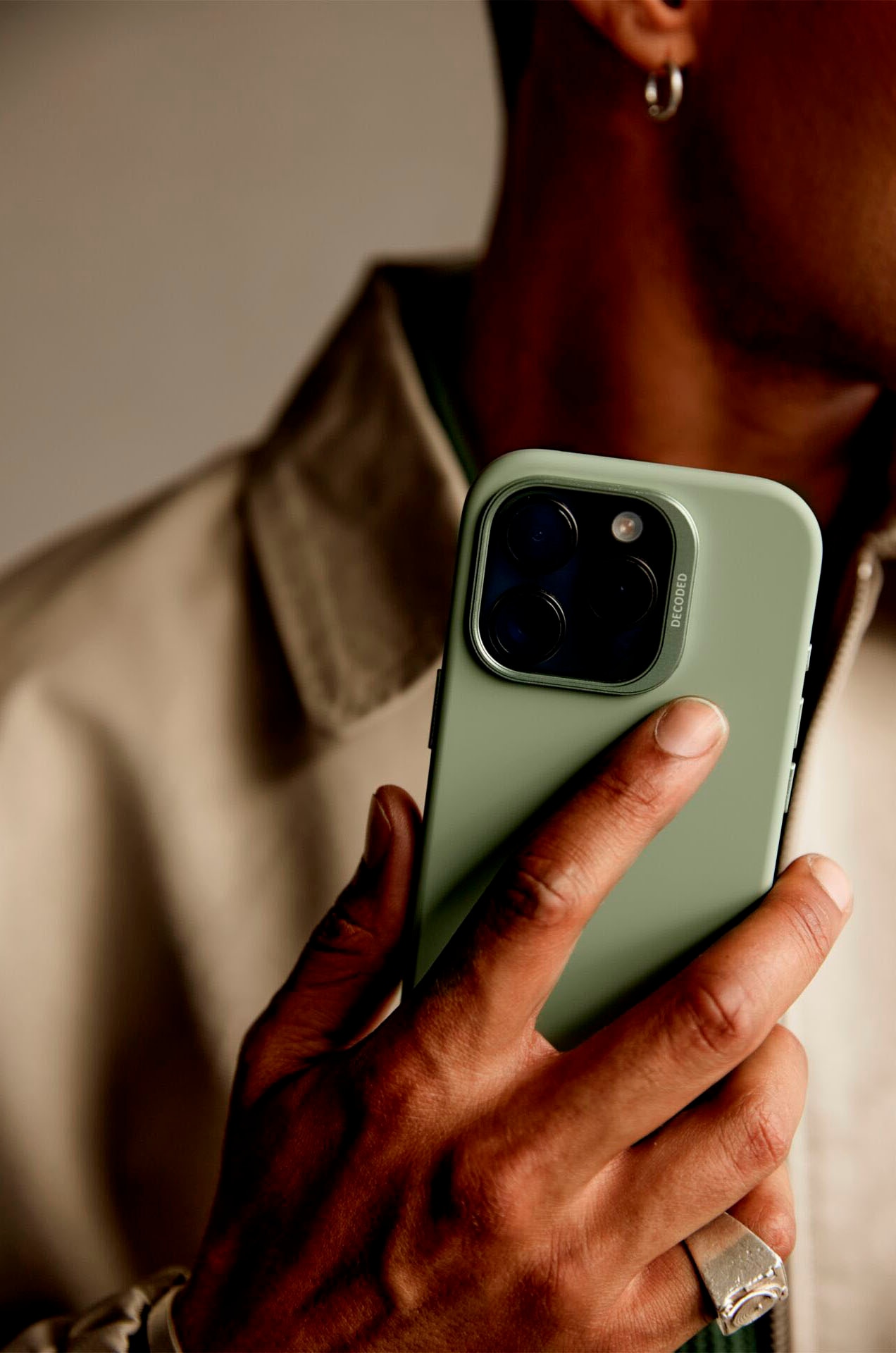 DECODED Smartphone-Hülle »AntiMicrobial Silicone Backc. iPhone 16 Pro«, Smartphones