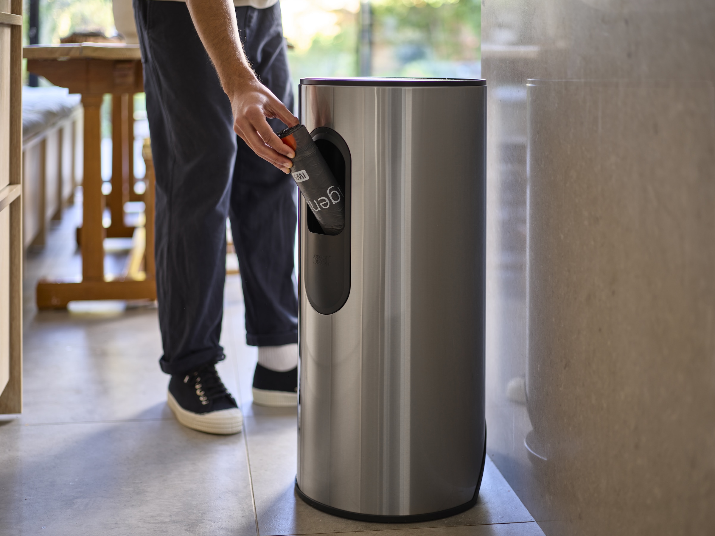 Joseph Joseph Mülleimer »Arc 30-Liter-Slimline-Treteimer« inkl. Integriertem Halter für Müllbeutel