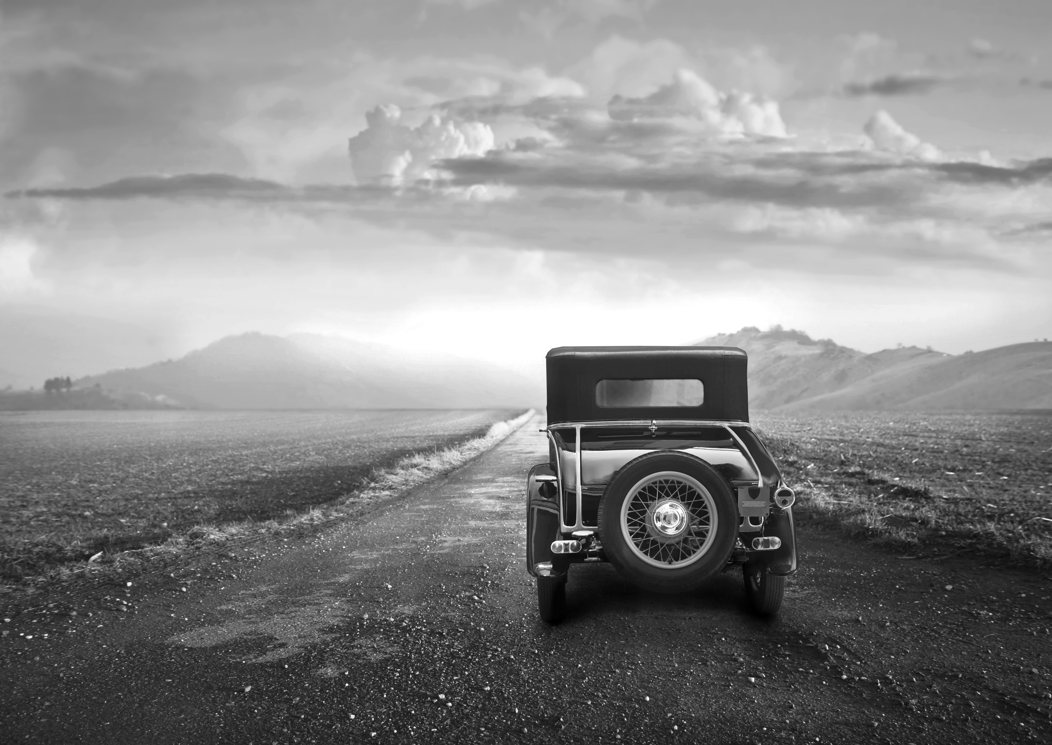 Papermoon Fototapete "Landschaft mit Auto Schwarz Weiß"