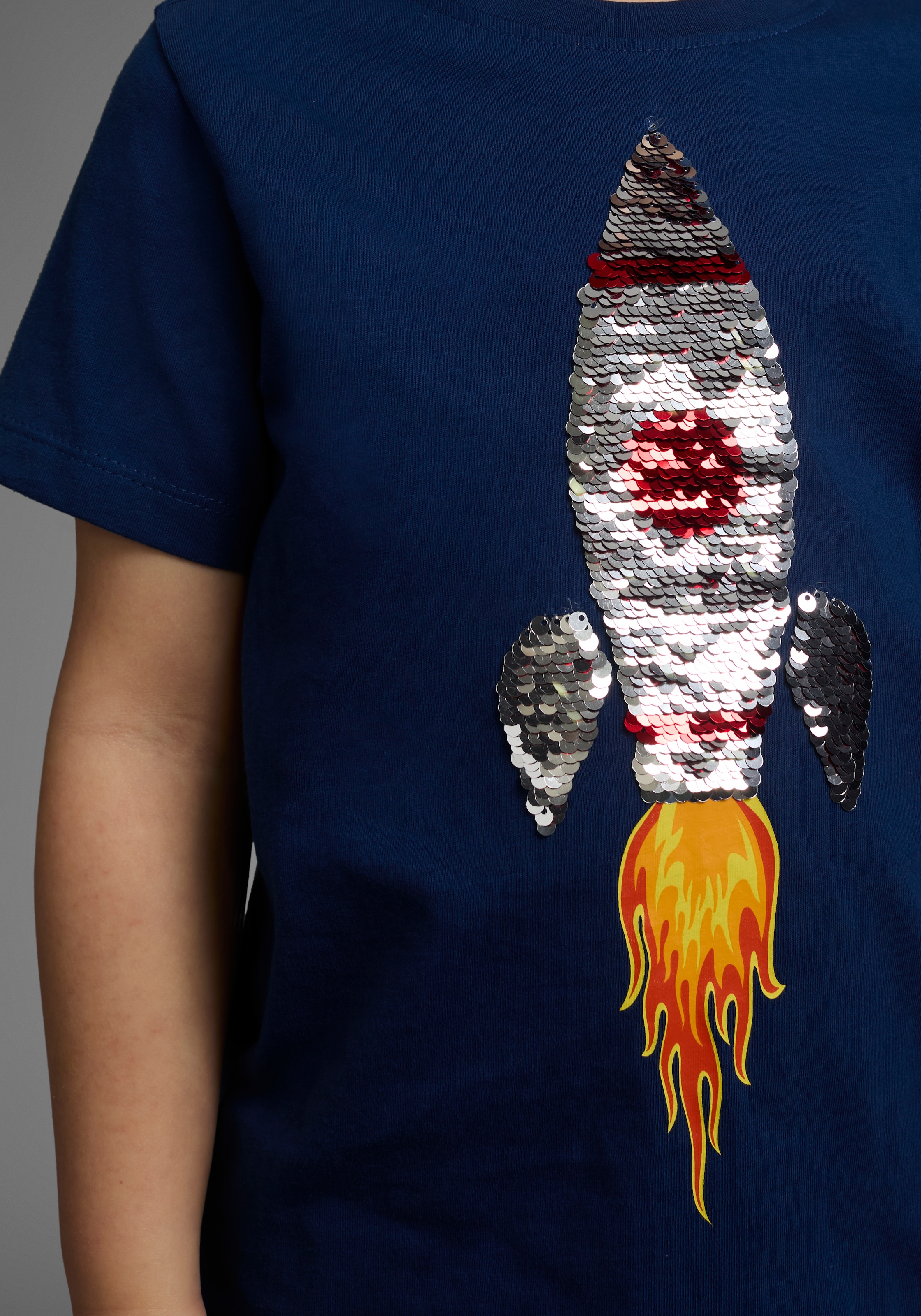 KIDSWORLD T-Shirt »Mit Rakete aus Wendepailletten«, Kurzarm, Basic-Passform, bedruckt, Rundhalsausschnitt