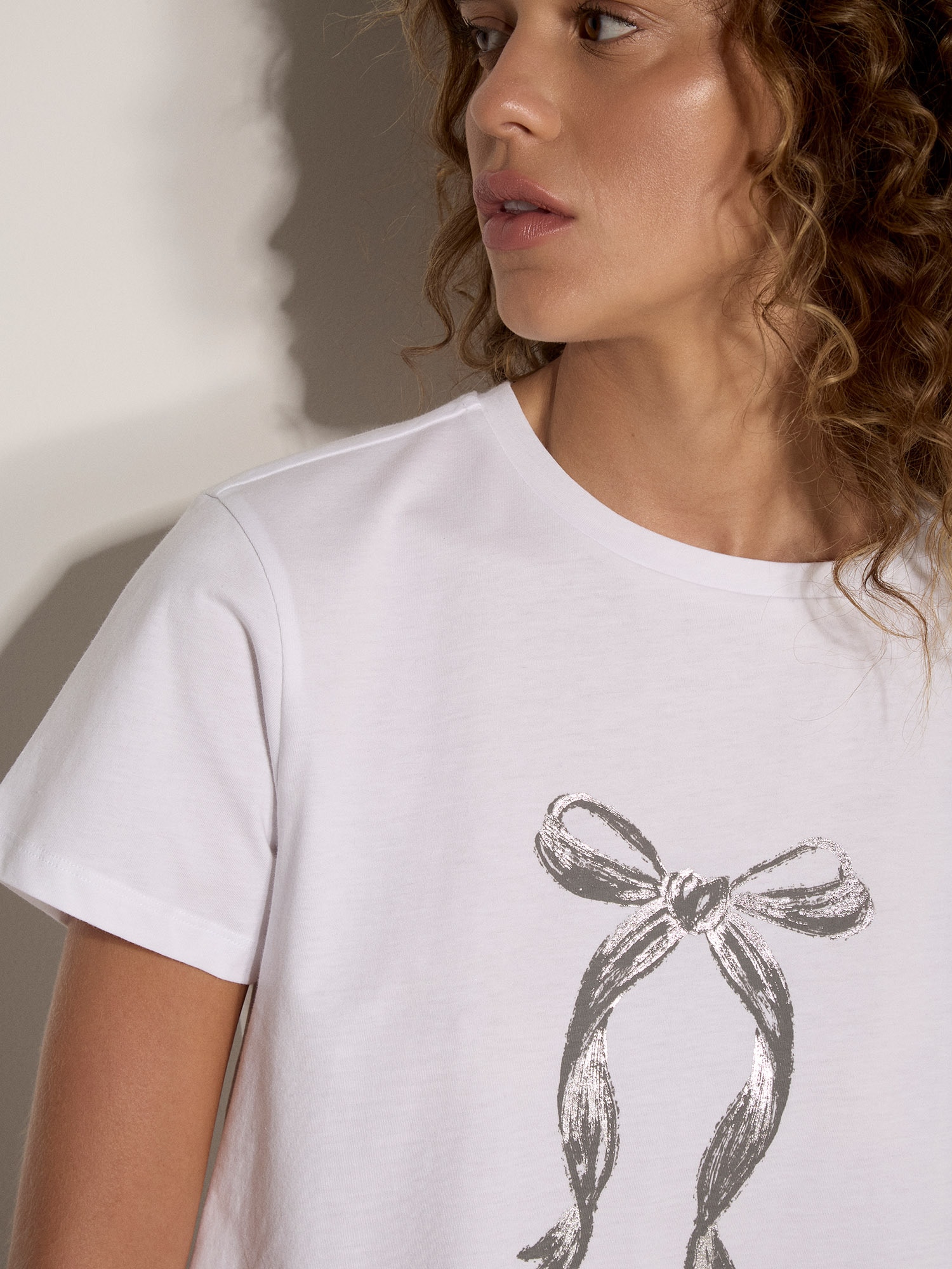 Apricot T-Shirt »Jersey-T-Shirt mit metallischem Schleifenprint«