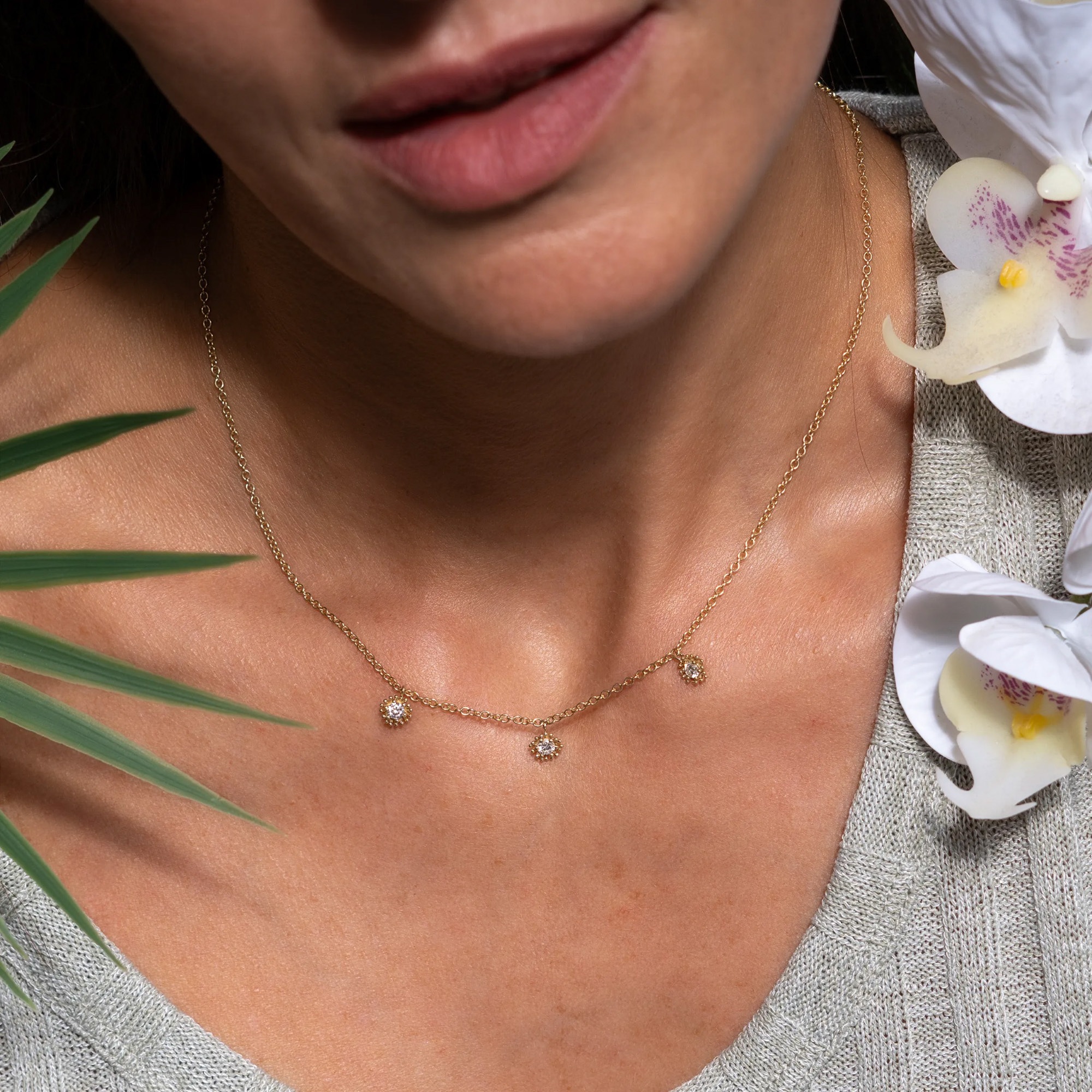 LYOMI Kette mit Anhänger »585/- Gelbgold florale Elemente 3 synth. Diam. 0,30ct.«