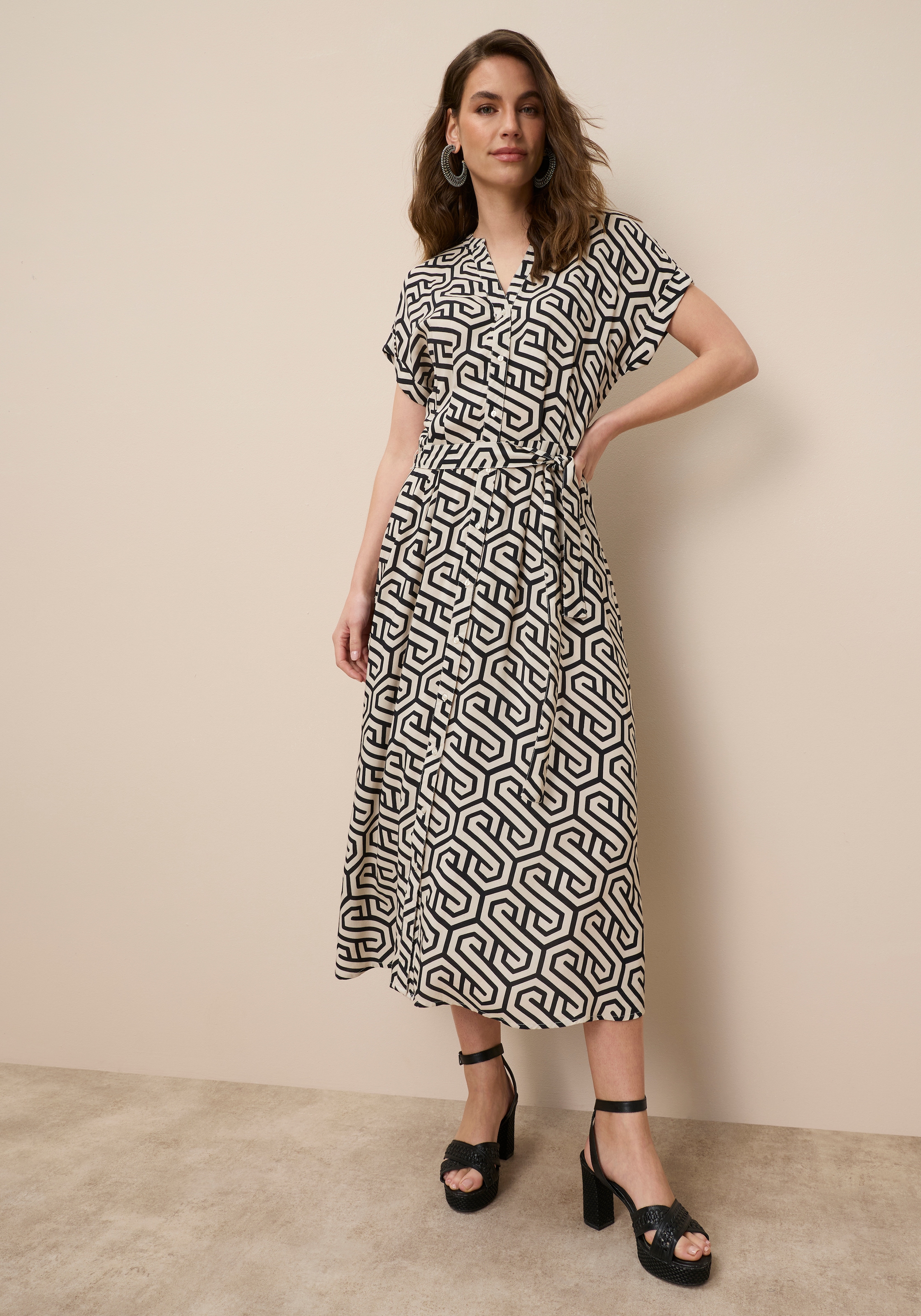 Tamaris Hemdblusenkleid "mit tailliertem Bindegürtel und Knopfleiste" Set, 2 Stk. tlg. aus Viskose, für Frühling und Sommer, gemustert, Mitte-Wade-Länge
