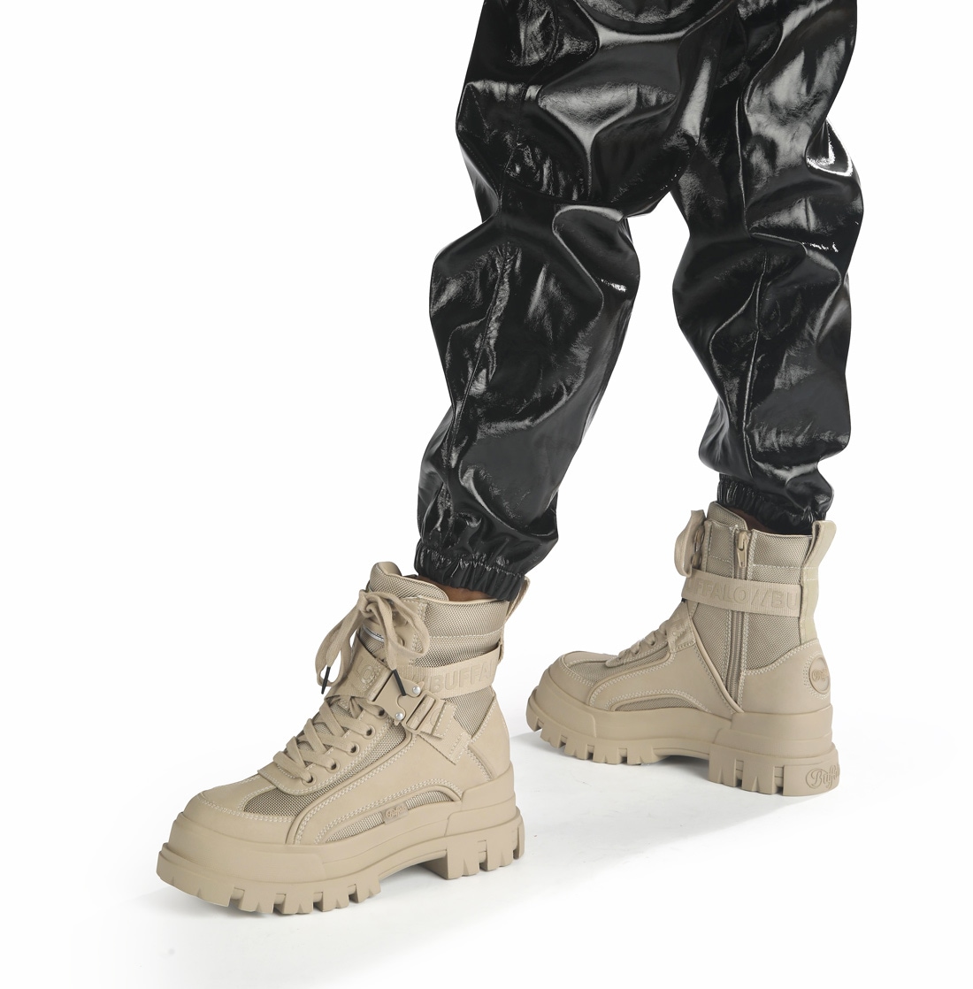 Buffalo Winterboots »Aspha Com1 Vegan«, Schnürstiefelette, Plateauboots mit Innen-Reißverschluss