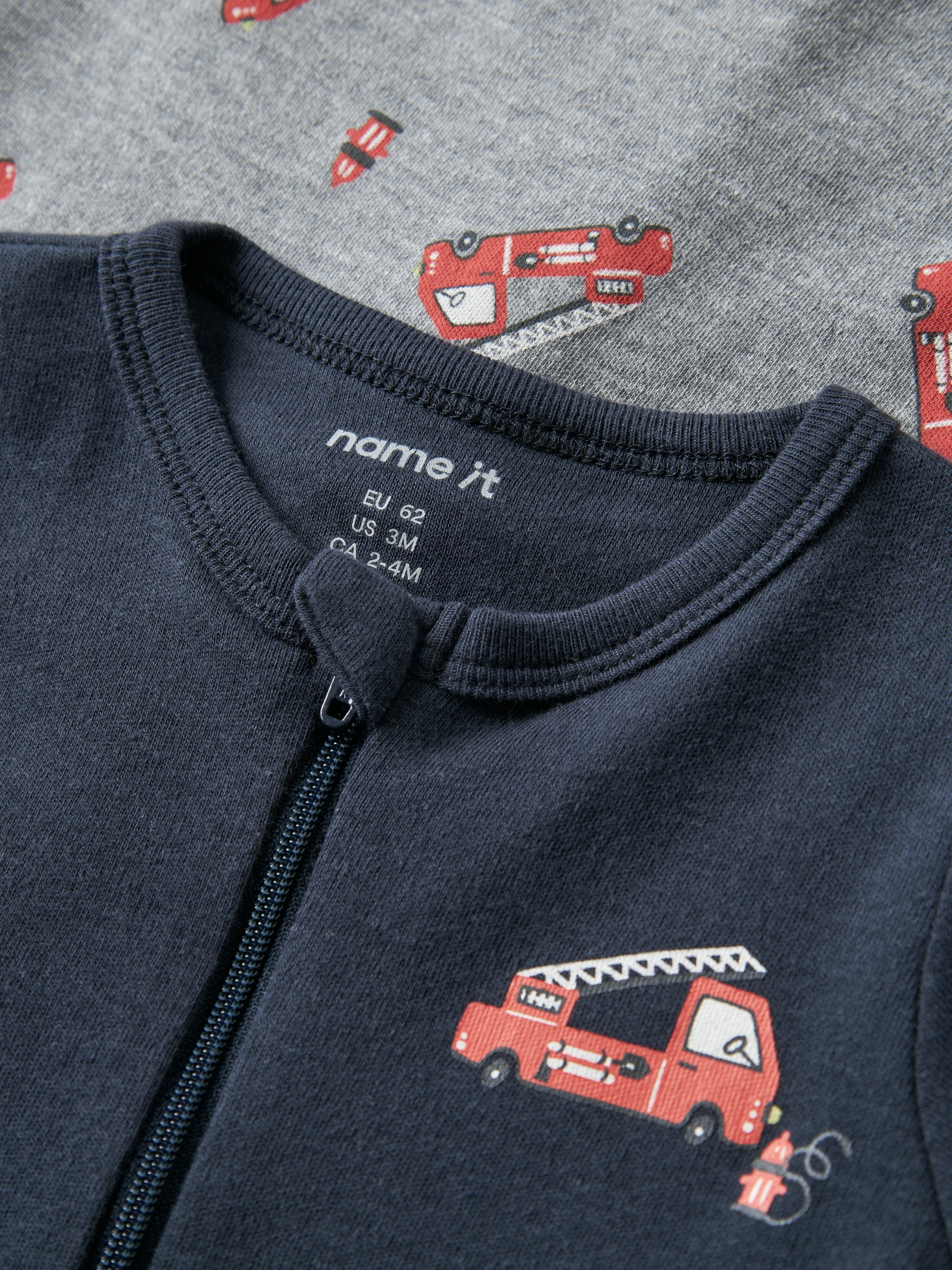 Name It Schlafanzug »NBMNIGHTSUIT 2P ZIP FF FIRETRUCK NOOS« Packung, 2 tlg. aus Baumwolle, bequeme Passform, mit Reißverschluss und Kinnschutz
