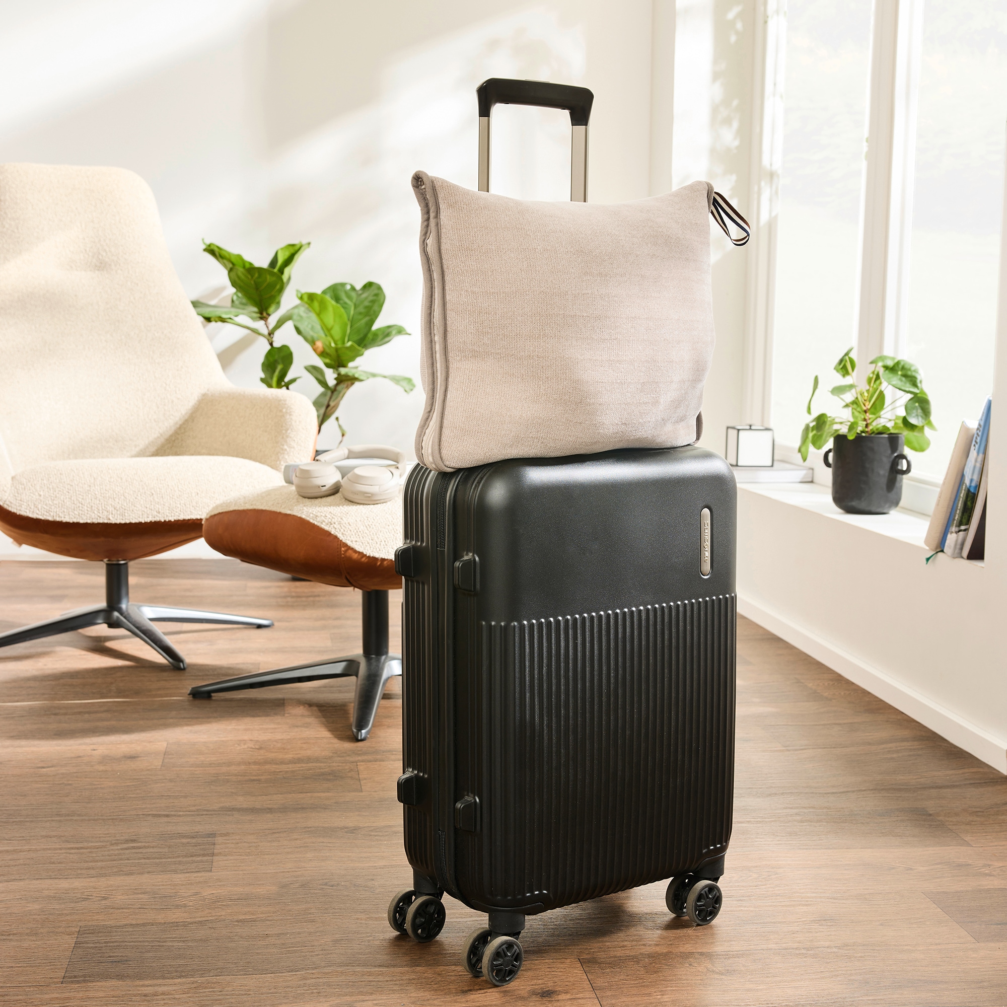 bugatti Wohndecke »bugatti Reisedecke Doppio Soft«, 2-in-1: Reisedecke & Kissen in einem