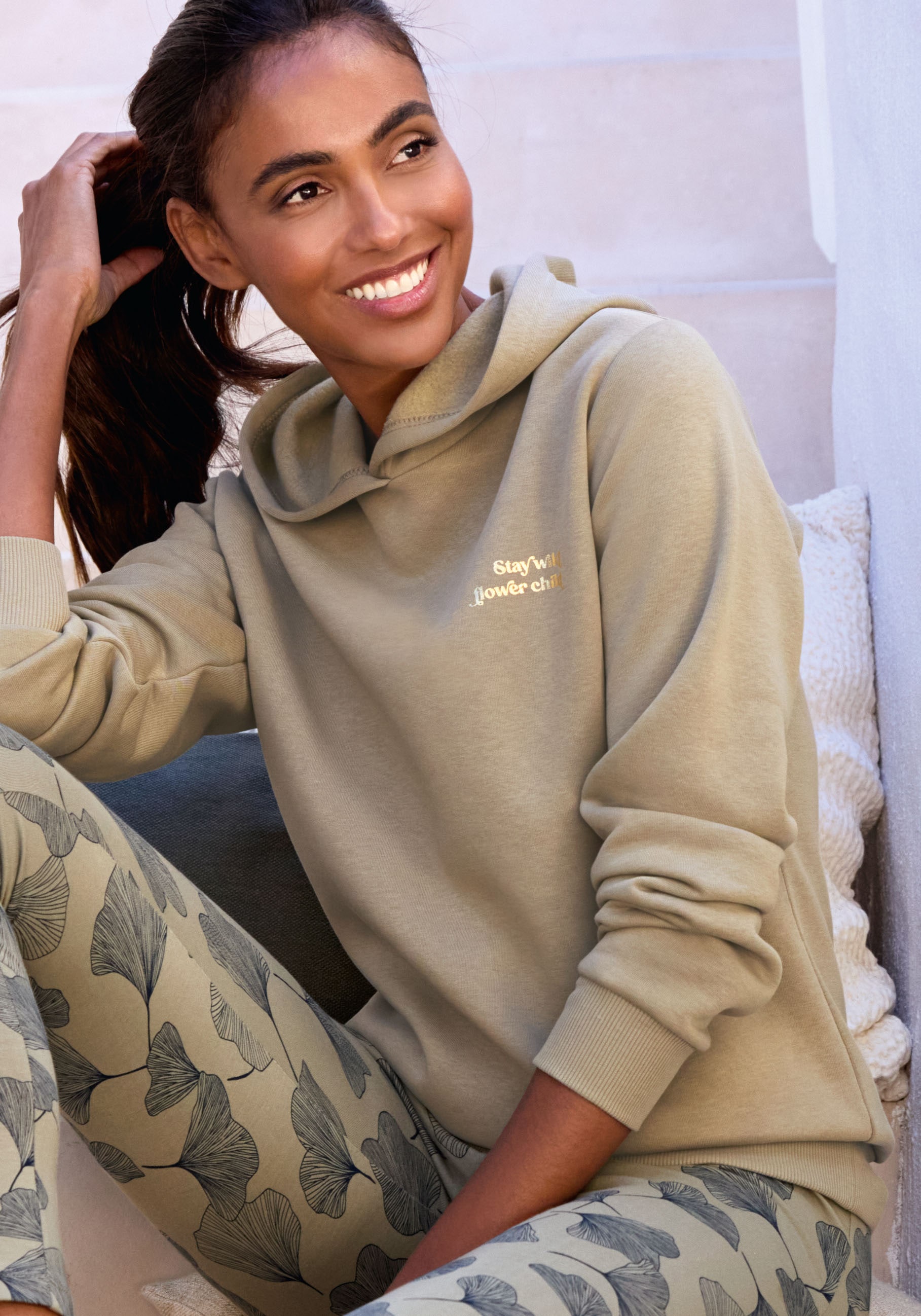 LASCANA Kapuzenpullover mit glänzendem Druck, Loungewear günstig online kaufen