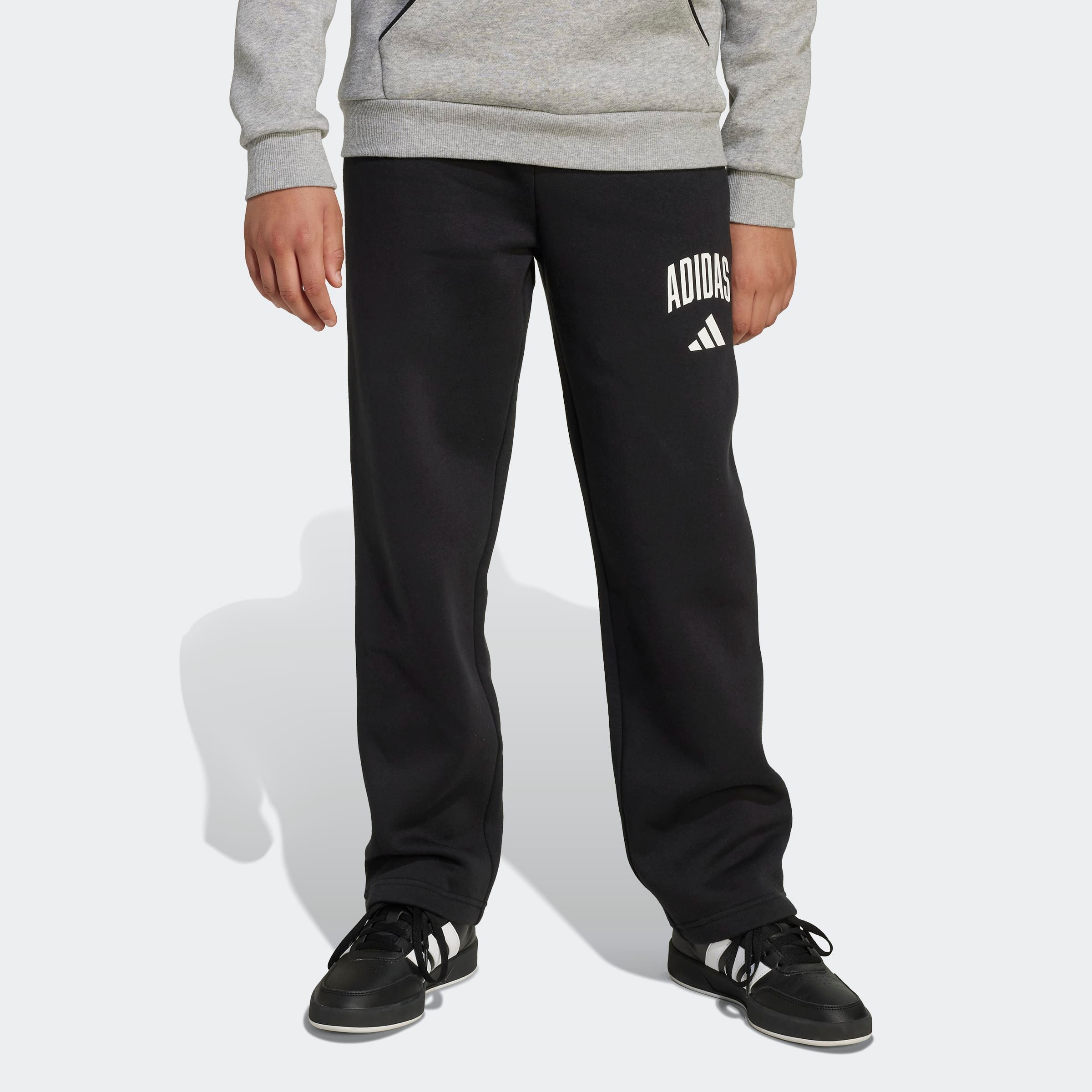 adidas Sportswear Sporthose "SAISON ESSENTIALS COLLEGE TYPOGRAPHIE KINDER" für Kinder und Teens, sportlicher Stil, mit Seitentaschen