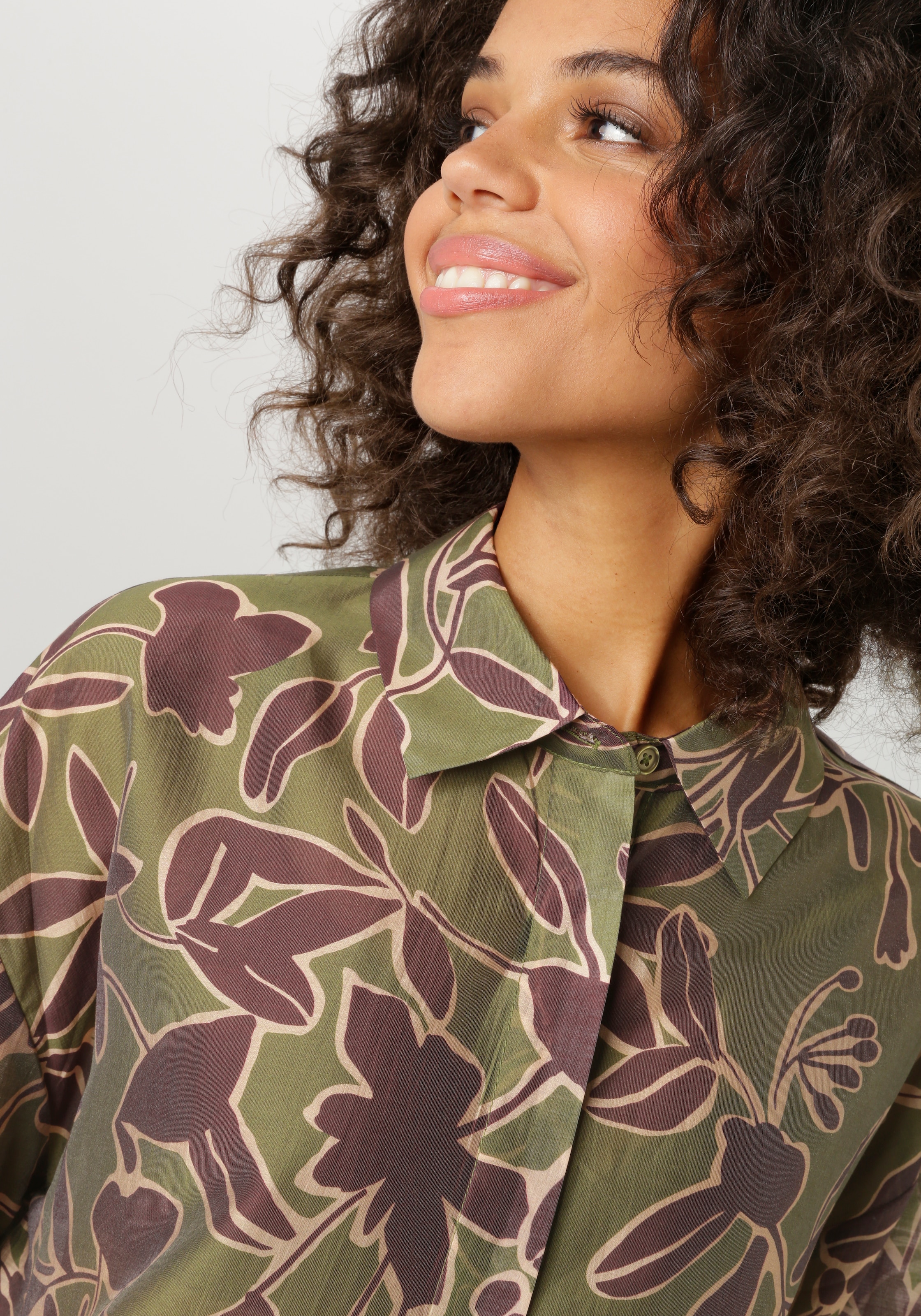 Aniston CASUAL Hemdbluse mit großflächigen, grafischen Blumen bedruckt - NEUE KOLLEKTION