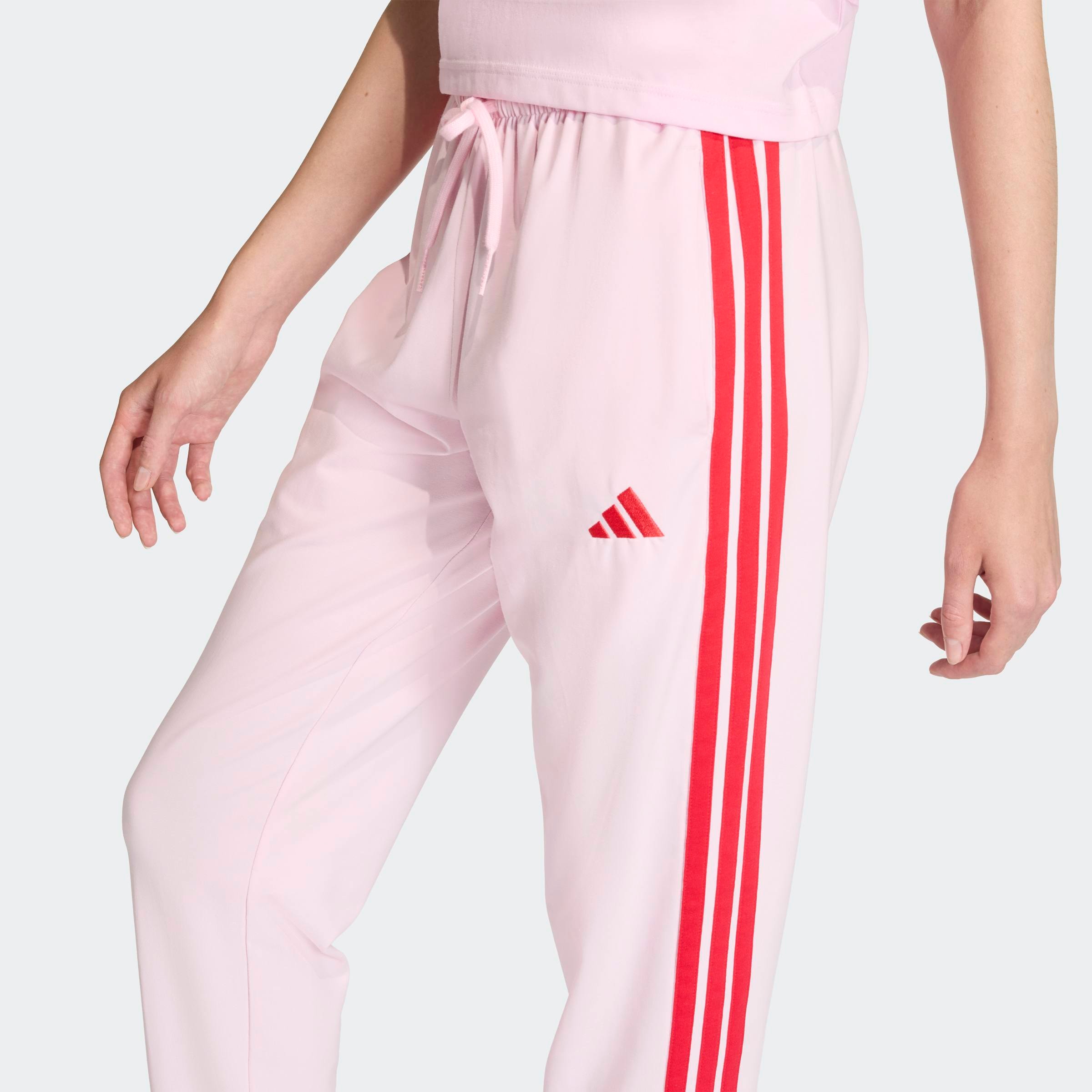 adidas Sportswear Sporthose »W 3S SJ JOGGER«  Lässig geschnitten, hoher Bund, schmal zulaufende Beinform
