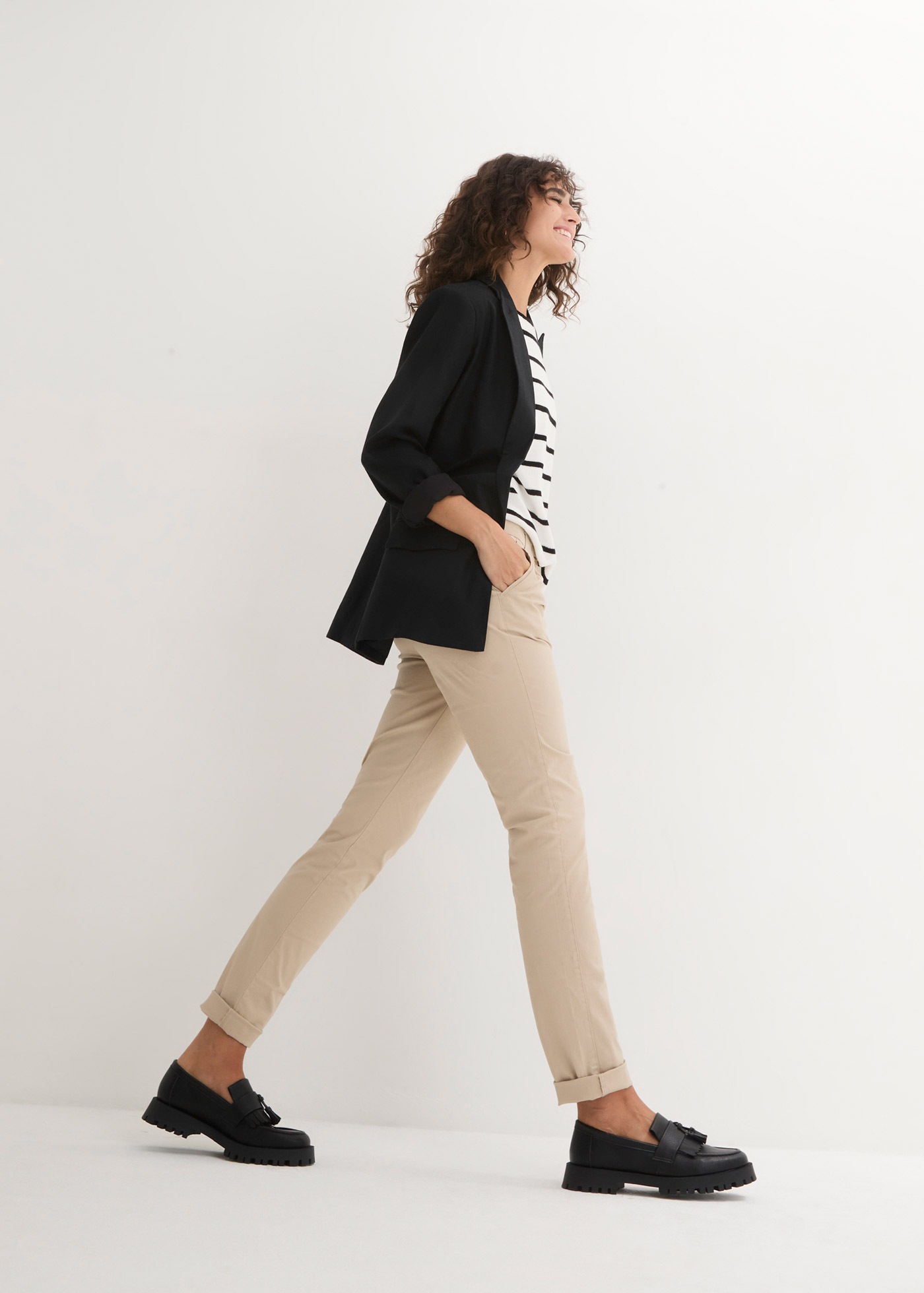 Chinohose BONPRIX, Damen, Gr. 44, N-Gr, sand (länge: regulär), Twill, Obermaterial: 98% Baumwolle, 2% Elasthan, unifarben, washed, regular fit lang, Hosen Chinohose, schmale Form, mit Bundfalten und praktischen Taschen 3
