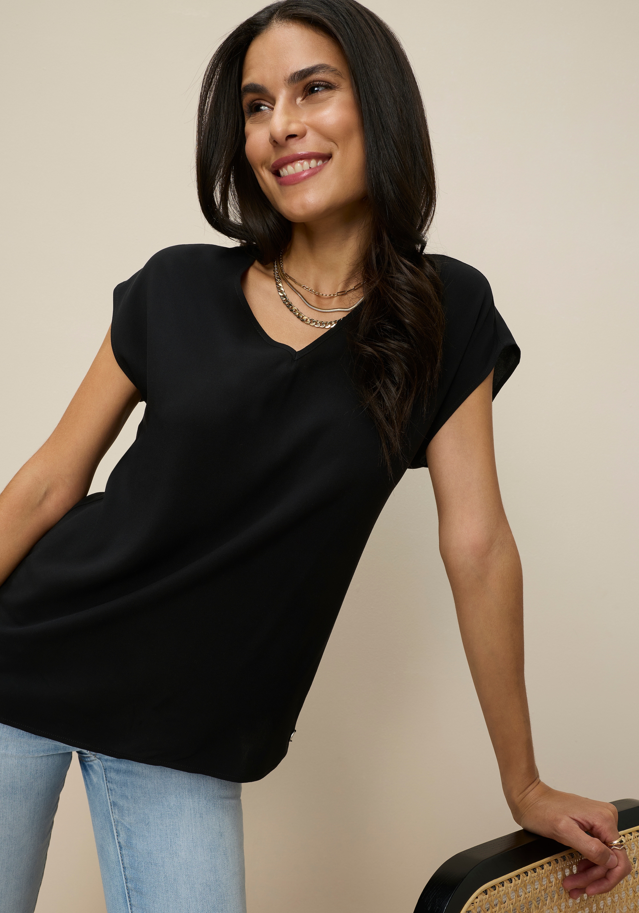 Tamaris Shirtbluse in Lässiger Form mit V-Ausschnitt