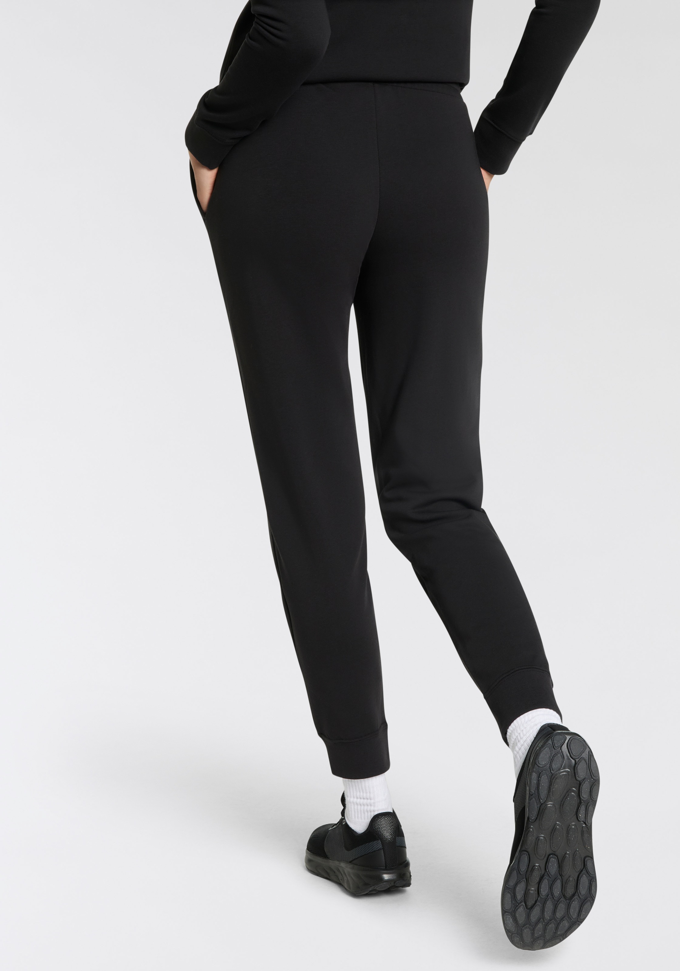 PUMA Trainingshose "ESS LOGO LAB PANTS TR" sportlicher Stil, mit grafischem günstig online kaufen