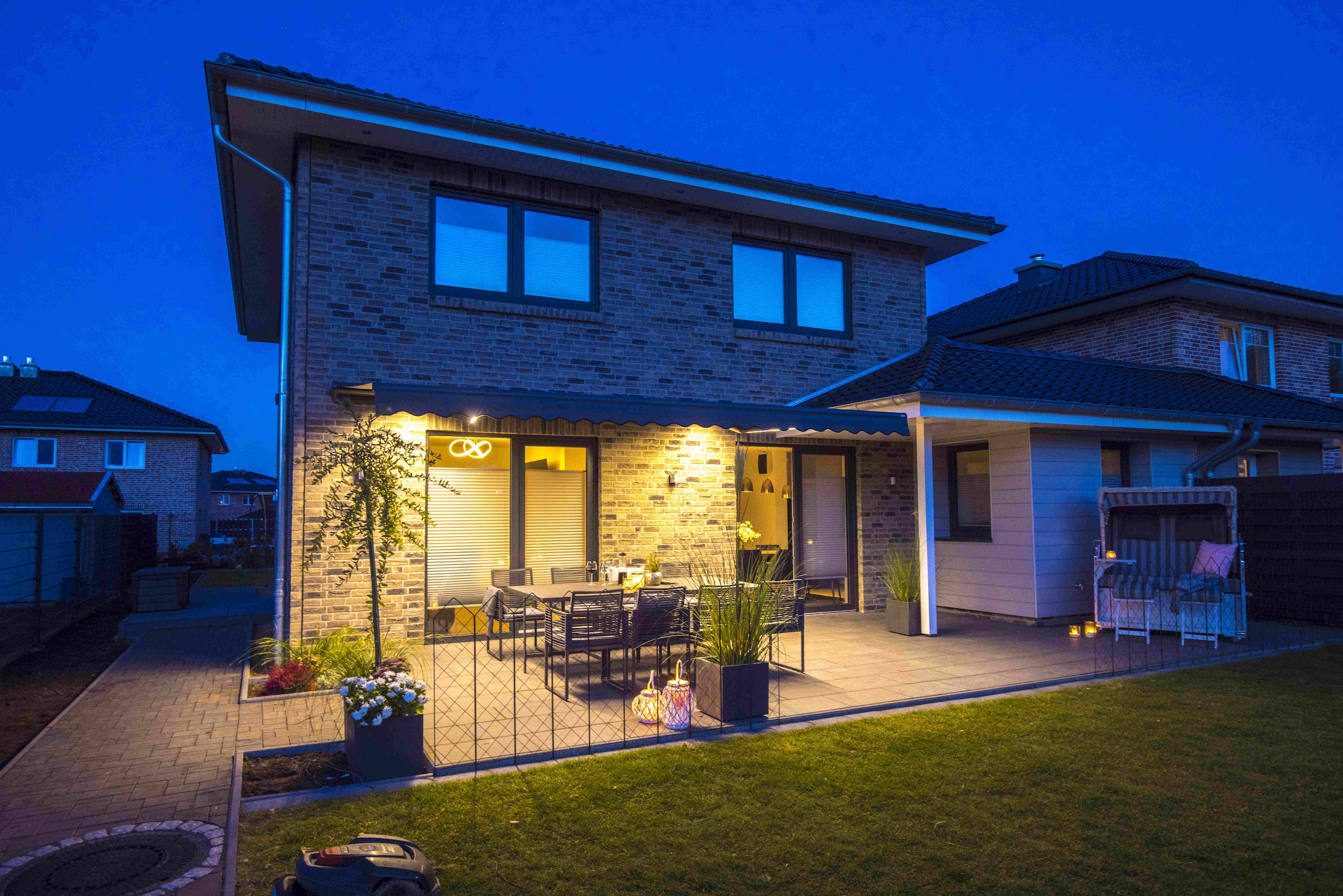 KONIFERA Halbkassettenmarkise »SUN LED« mit Funkmotor und LED-Stripes, verschiedene Größen und Farben