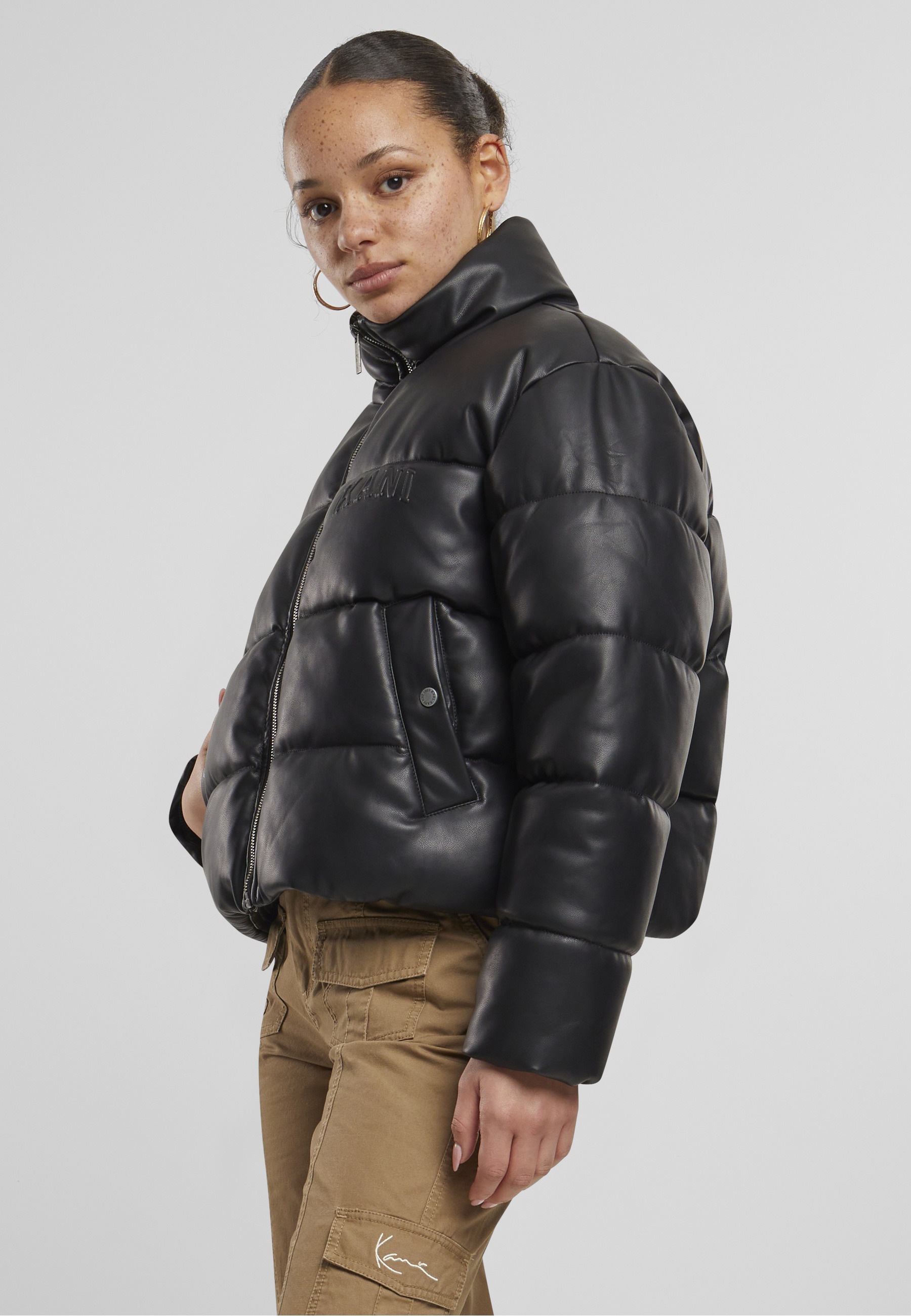 Karl Kani Winterjacke »Karl Kani Karl Kani Serif Crop PU Puffer Jacket« 1 Stk. tlg. ohne Kapuze