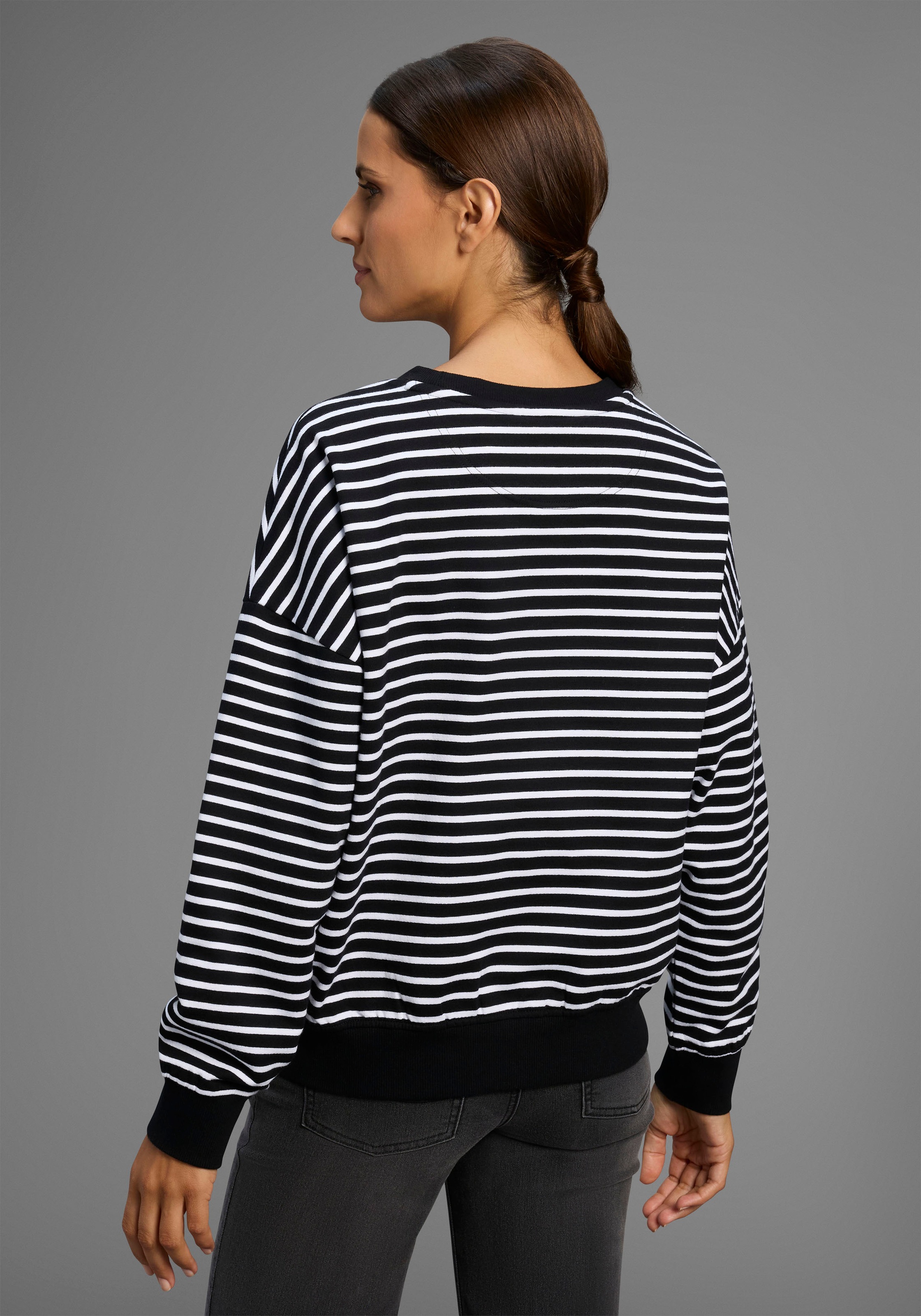 Thumbnail - KangaROOS Sweatshirt, im Oversize Look mit schimmerndem Frontprint