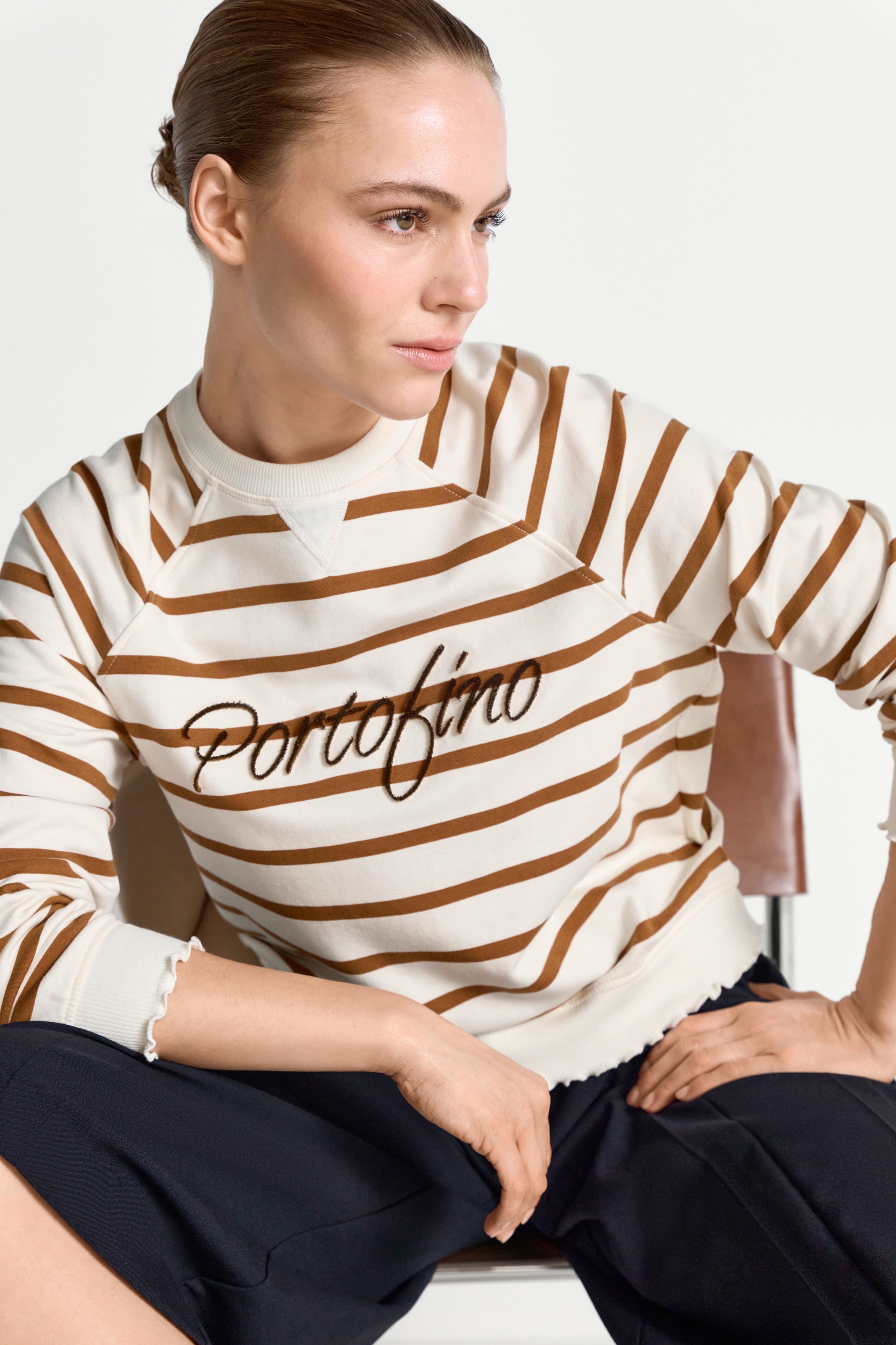 RICHROYAL Sweatshirt, tolle Applikation, Raglanärmel, gewellte Kanten günstig online kaufen