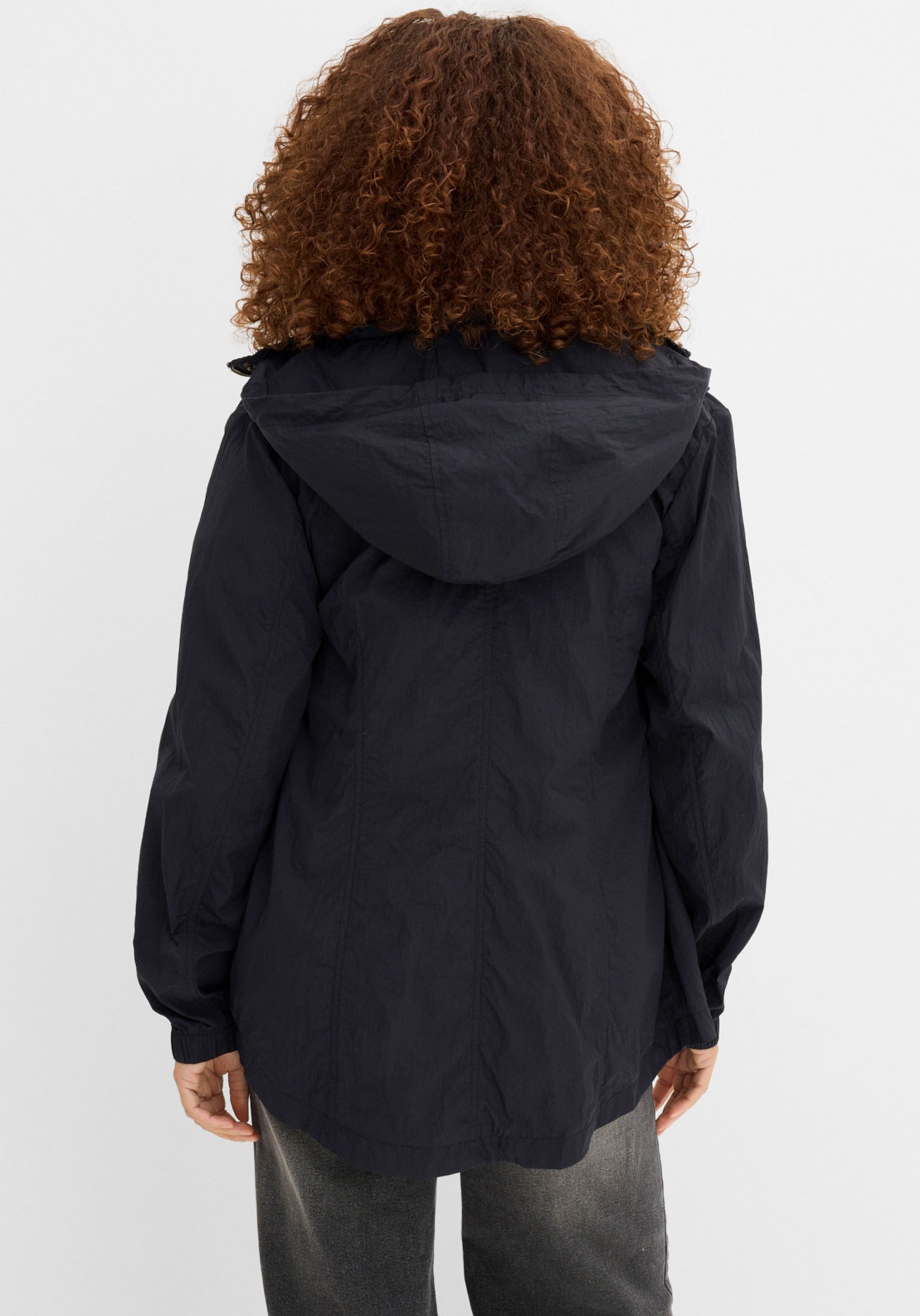 bonprix Allwetterjacke mit Kapuze sportlicher Stil, leichter Parka mit Kapuze, mit seitlichen Taschen
