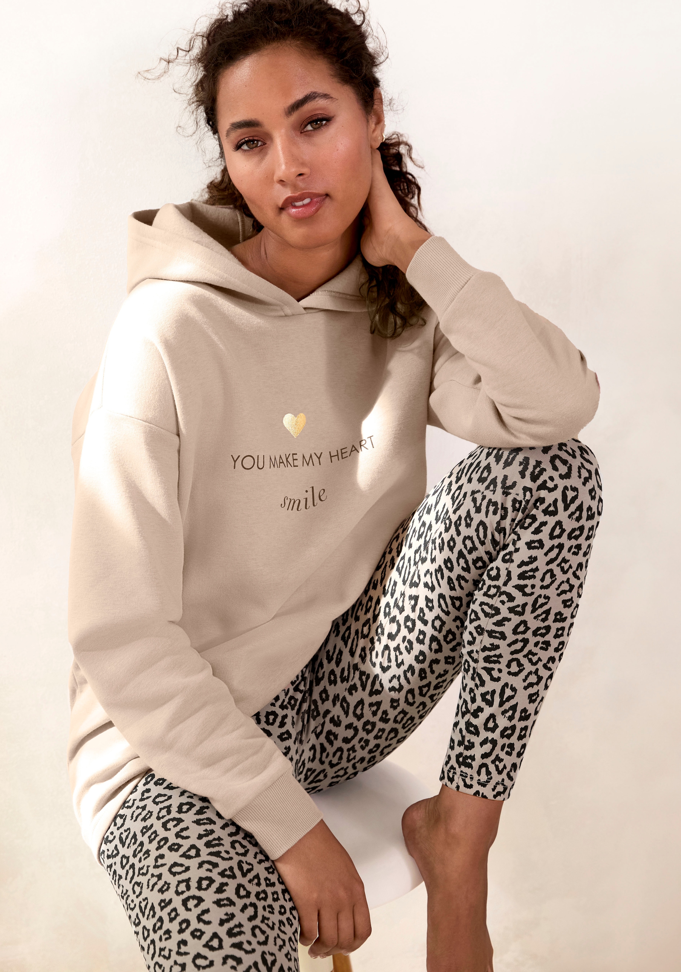 LASCANA Hoodie, Lounge-/Kapuzenpullover mit Print vorne, Loungewear