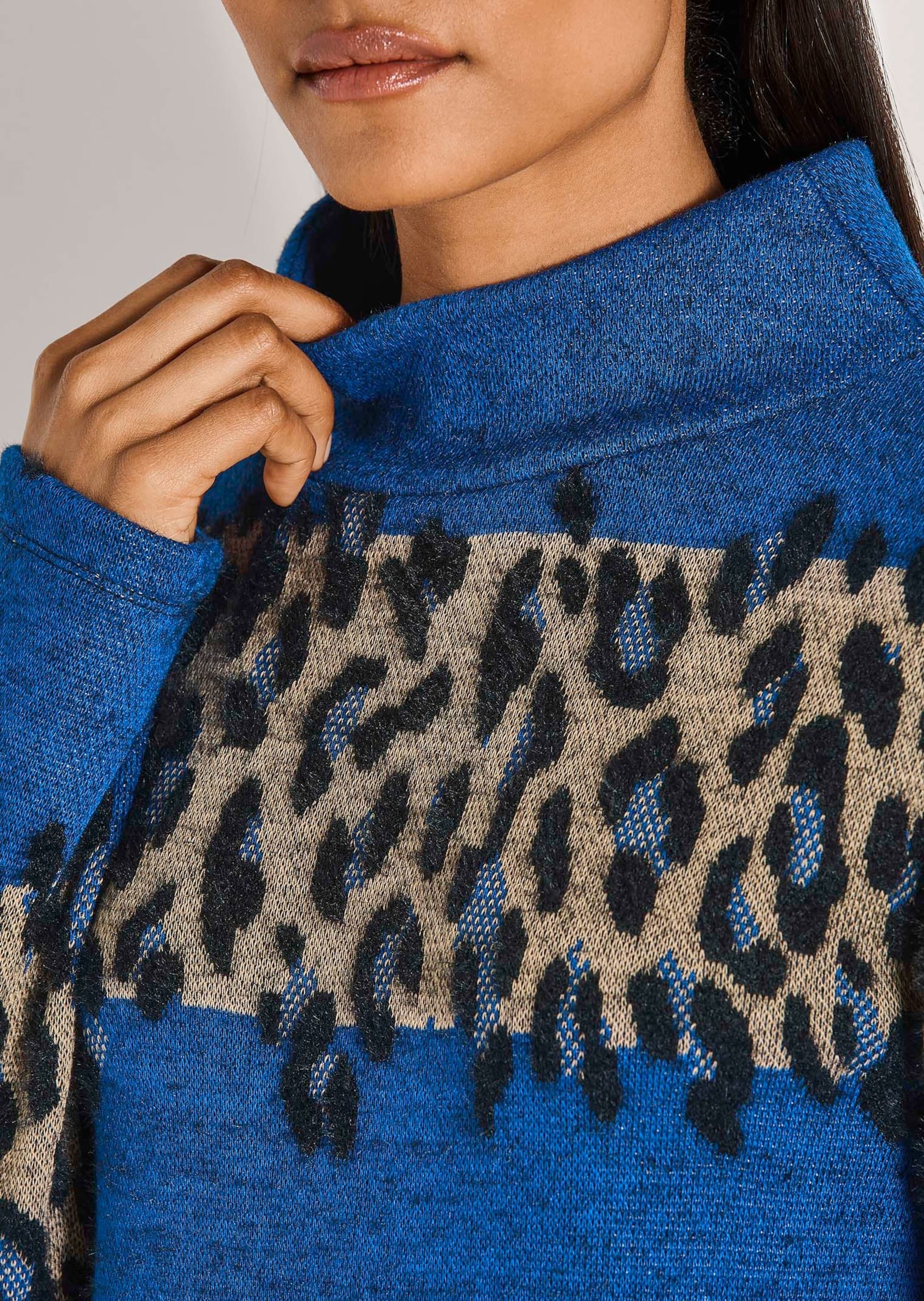 MADELEINE Langarmshirt »Sweatshirt Leo-Design Pullover mit Stehkragen«