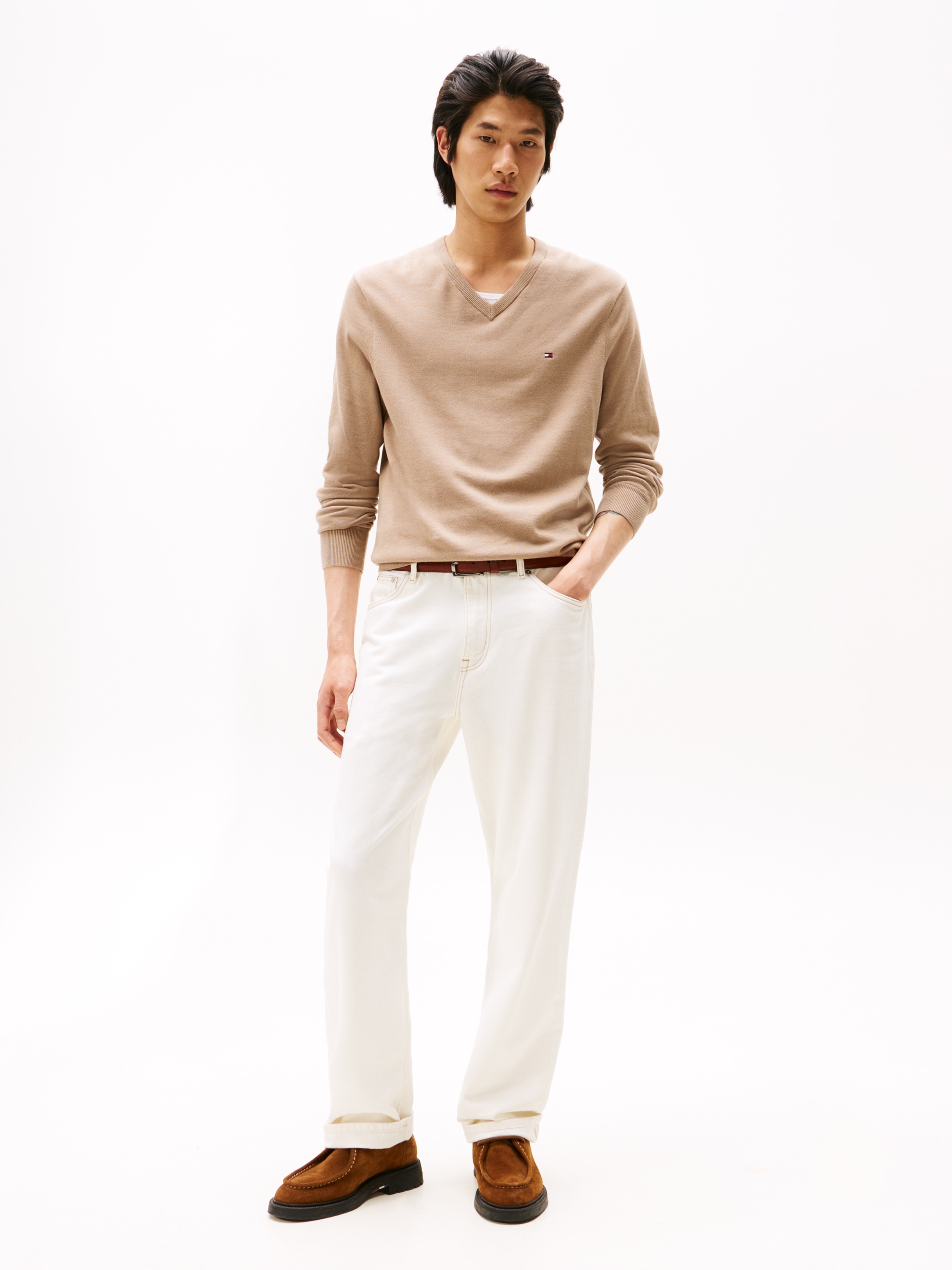 Tommy Hilfiger Strickpullover »ESSENTIAL COTTON V NECK mit V-Ausschnitt und Stickerei«, unifarben, casual, regular fit, Baumwolle, V-Ausschnitt