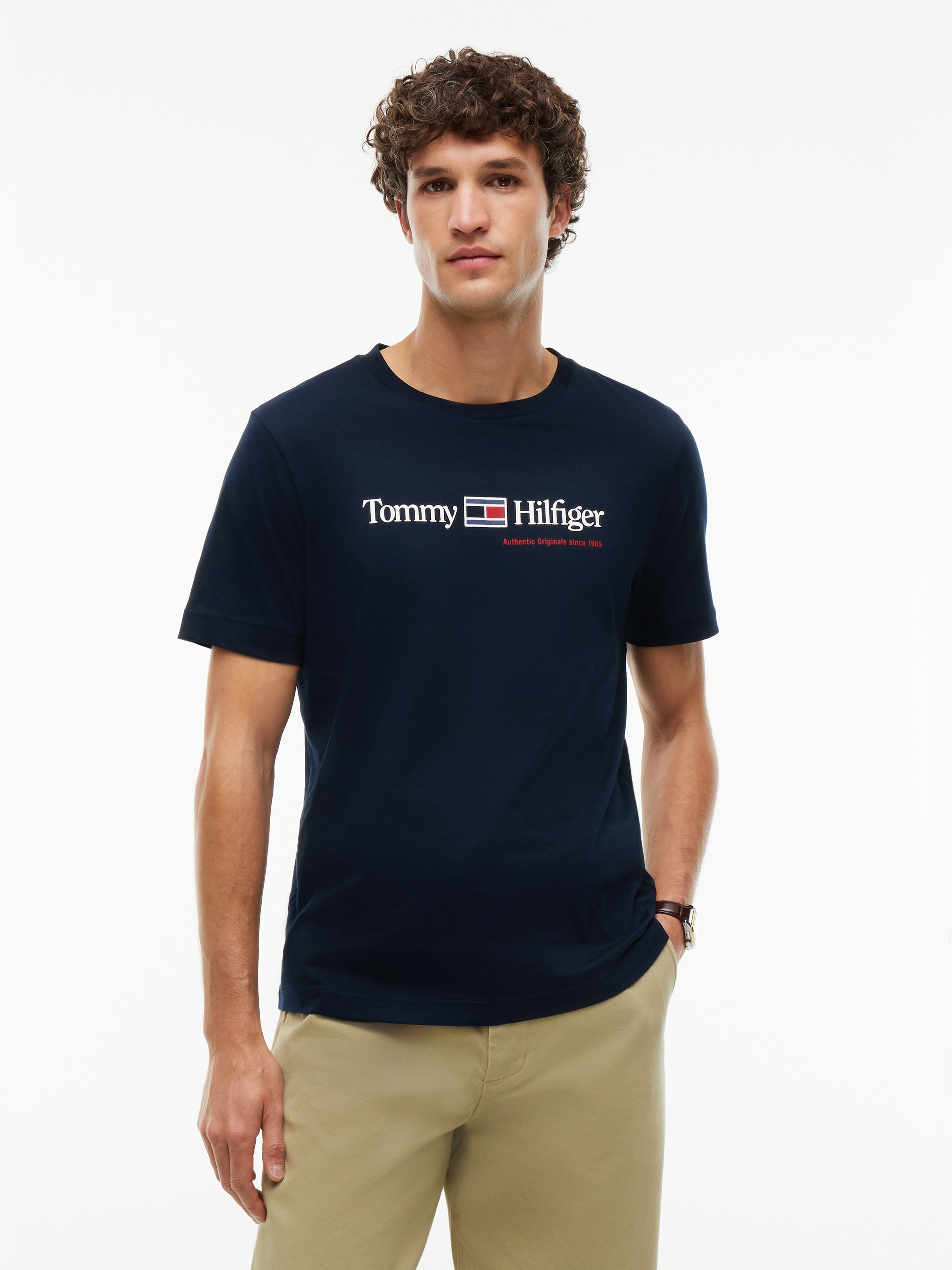 Tommy Hilfiger "BRAND LOVE RWB GRAPHIC" Auffälliger Frontprint mit Tommy Hilfiger Schriftzug, normale Passform