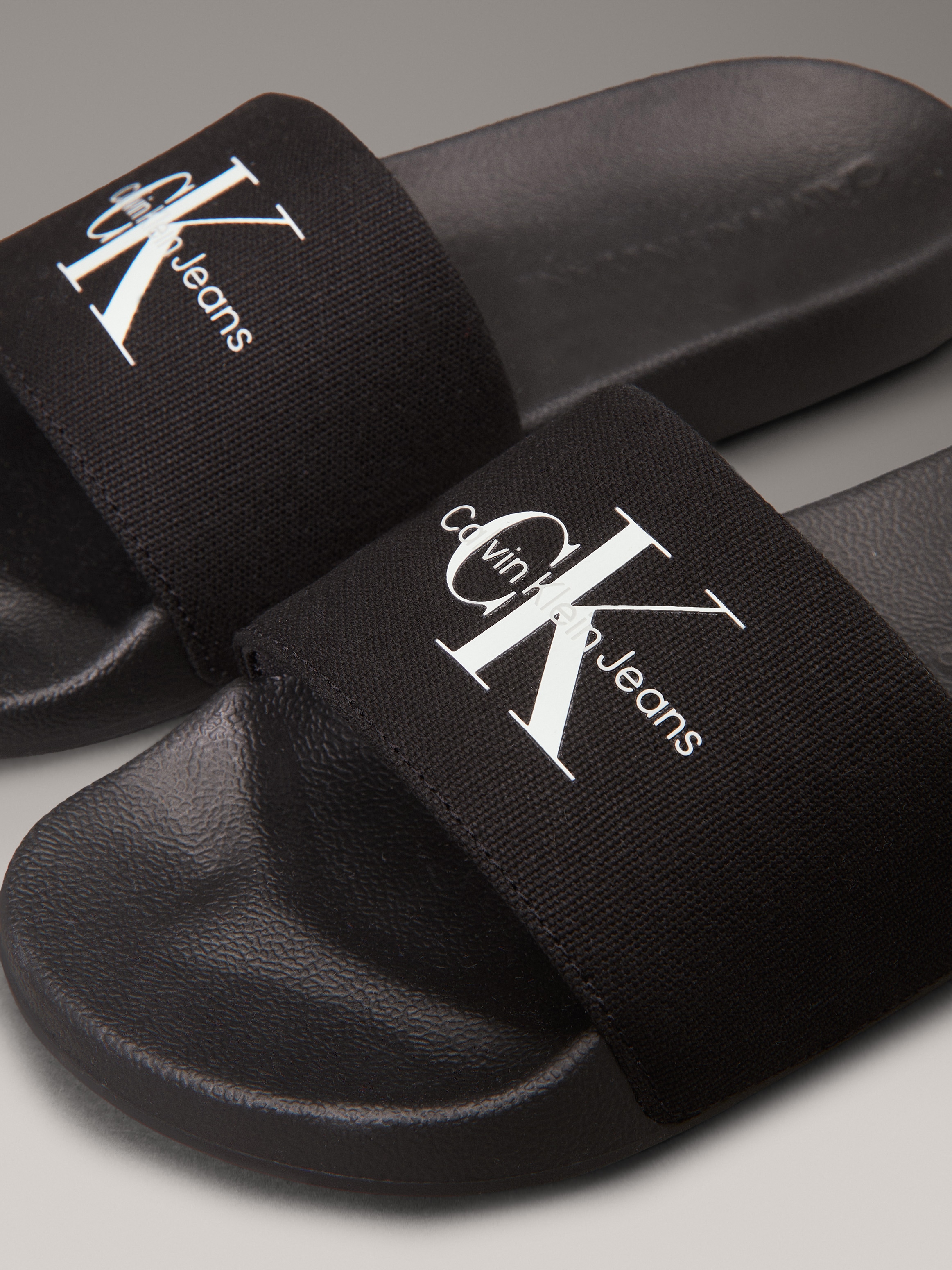 Calvin Klein Jeans Pantolette »SLIDE MONOGRAM WMNS«, Poolslides, Schlappen, Sommerpantolette, Strandschuh zum Schlupfen