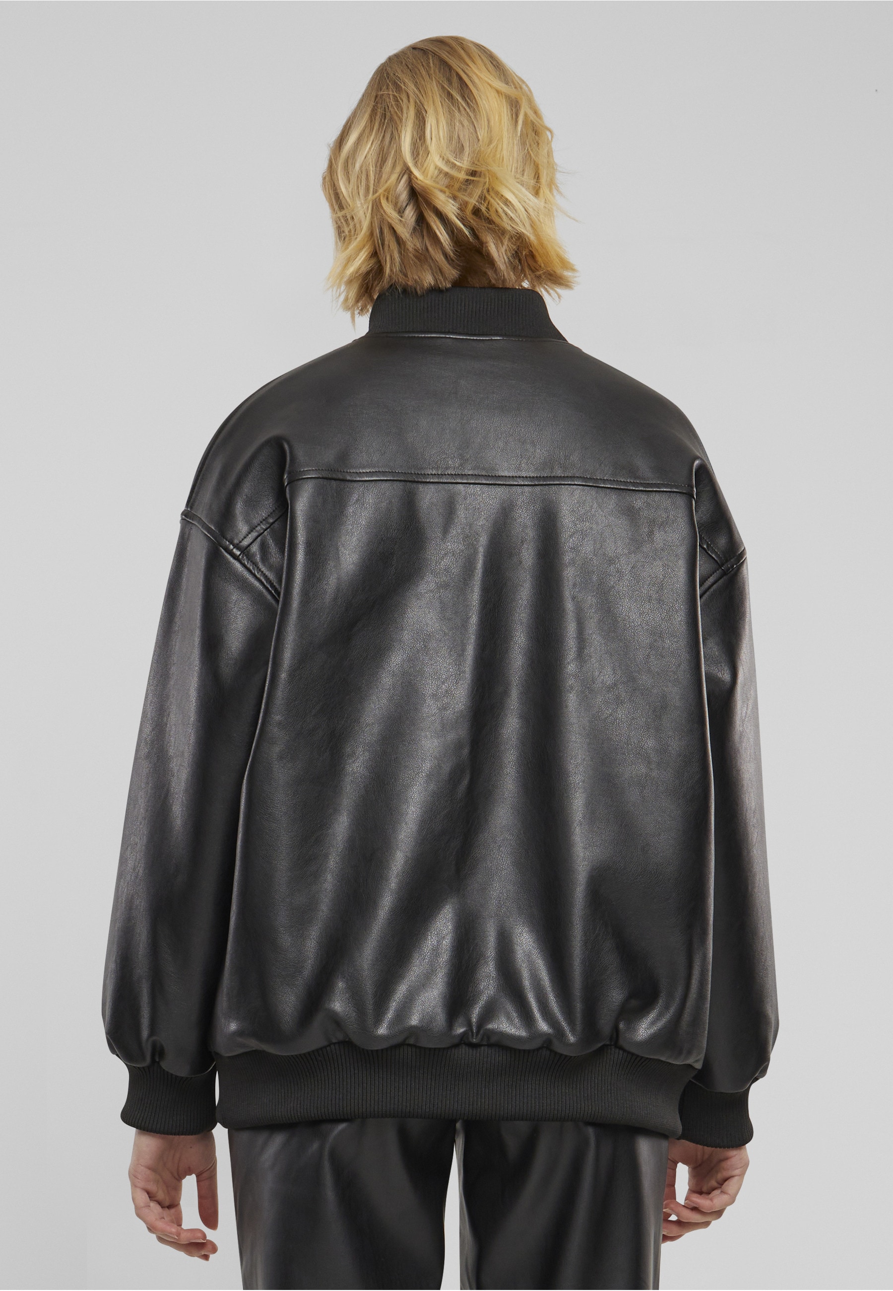 URBAN CLASSICS Lederjacke »Urban Classics Ladies Synthetic Leather Bomber Jacket« 1 Stk. tlg. ohne Kapuze